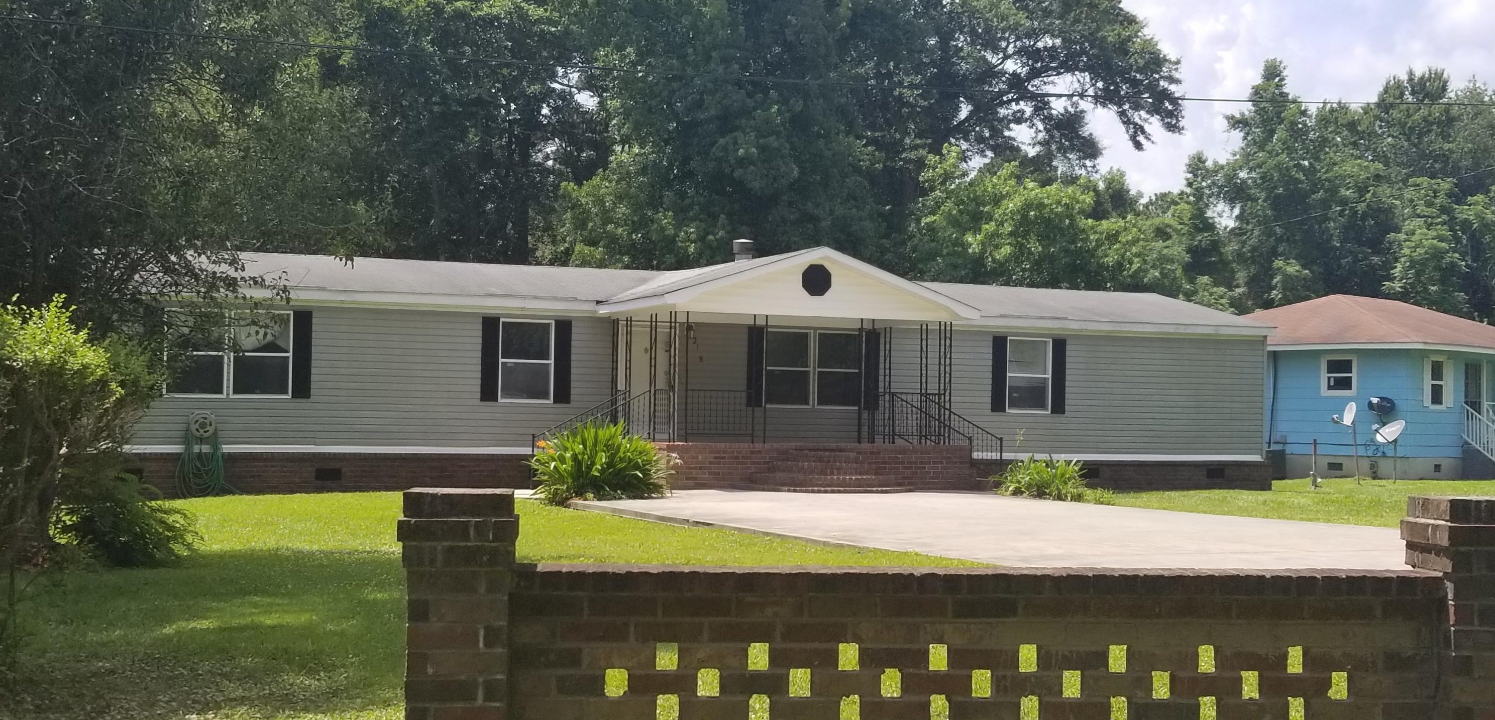 218 Nesbitt Ln, Huger, SC 29450