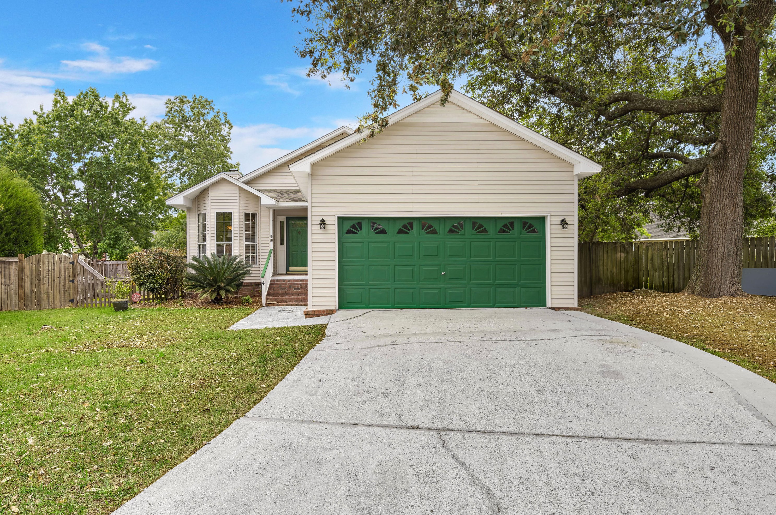 4 Shuttle Ct, Charleston, SC 29407-2250