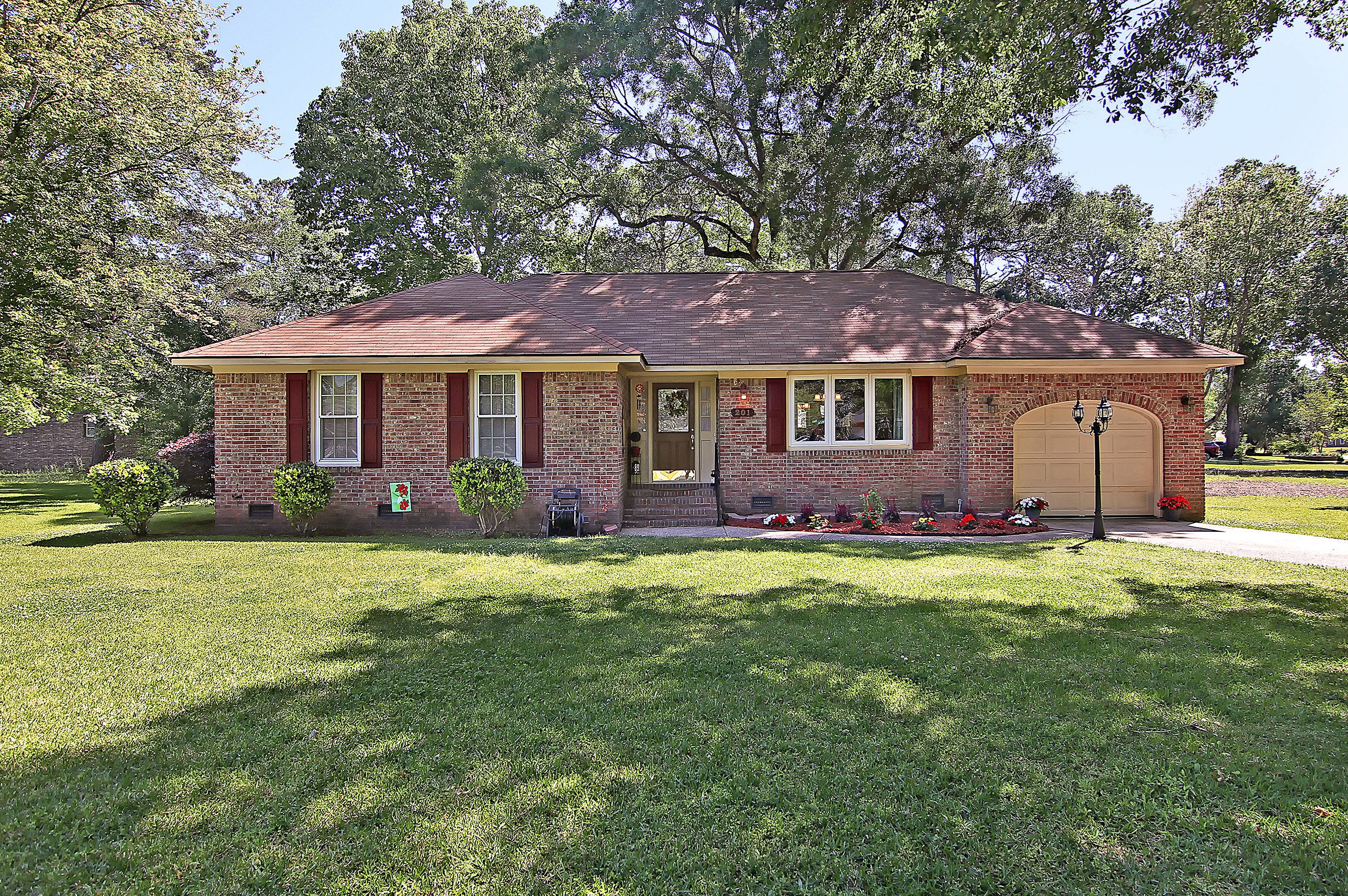 201 Heber Rd, Summerville, SC 29485-4606