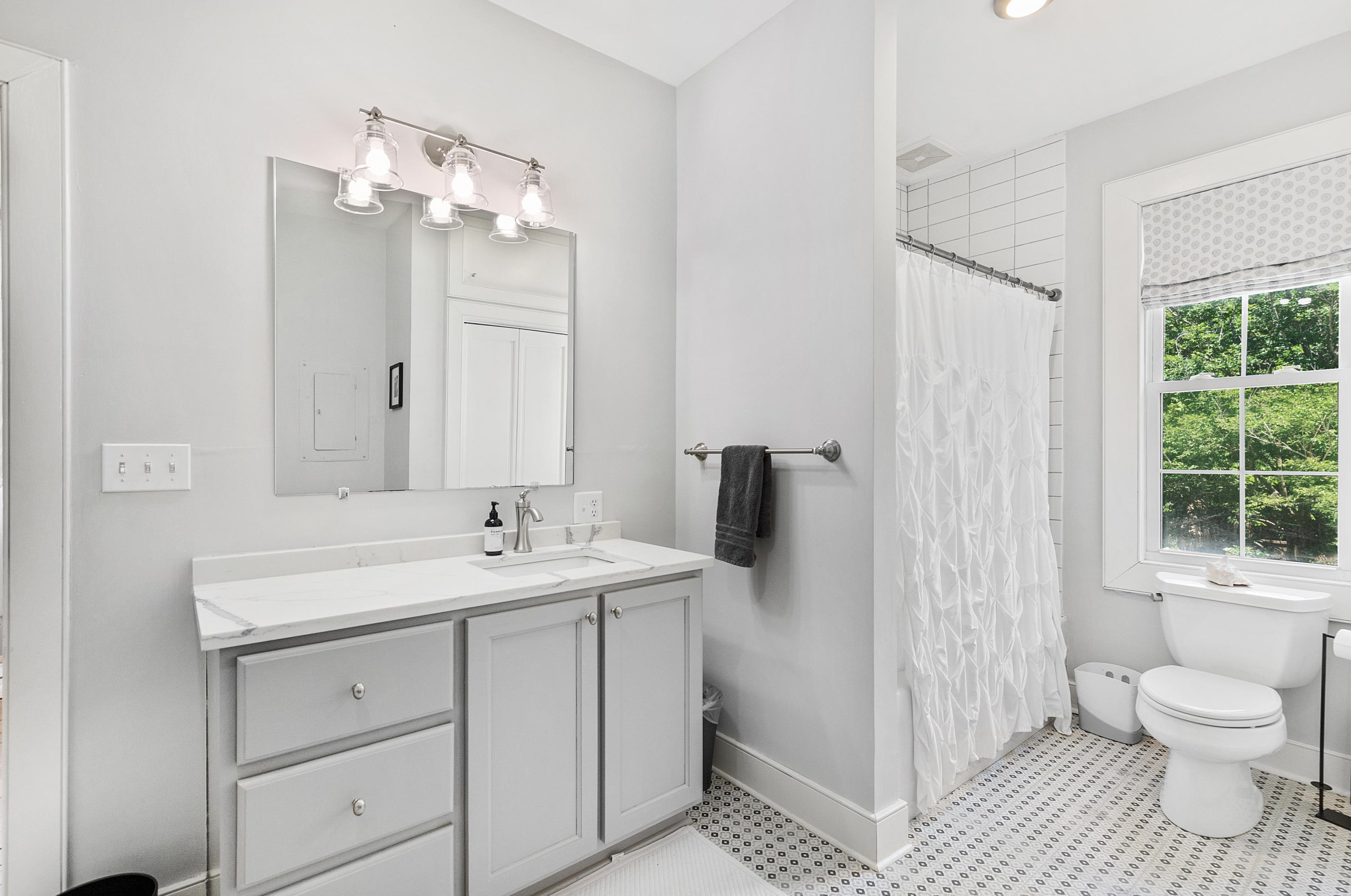 8 Gadsden St, Charleston SC 29401-1205 exterior