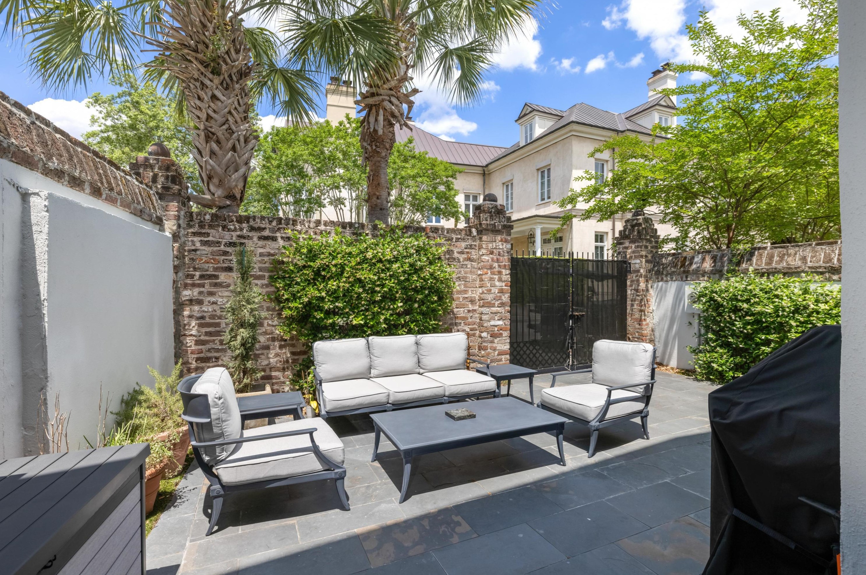 100 Bay St, Charleston SC  29401-2543 exterior