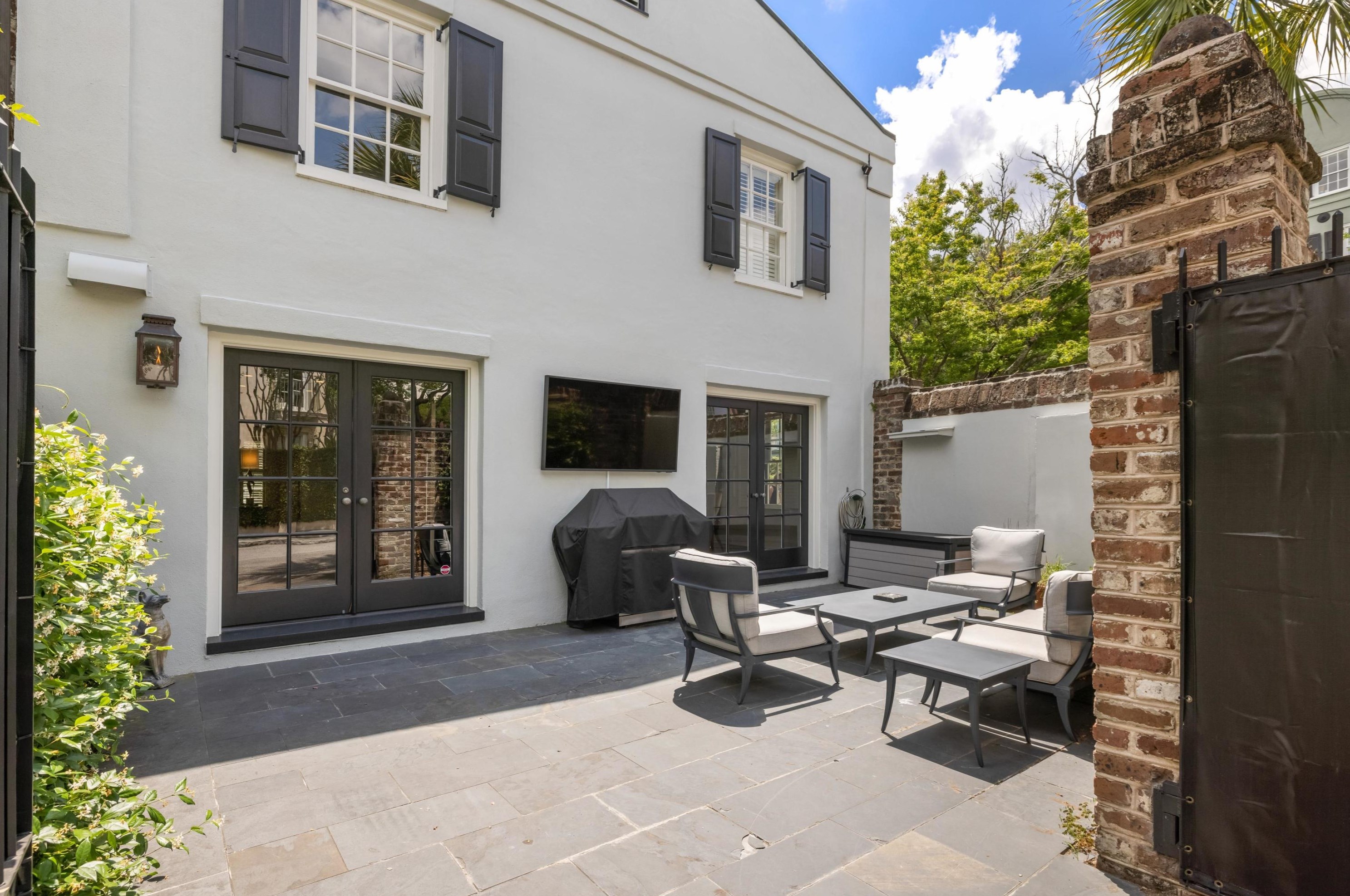 100 Bay St, Charleston SC  29401-2543 exterior