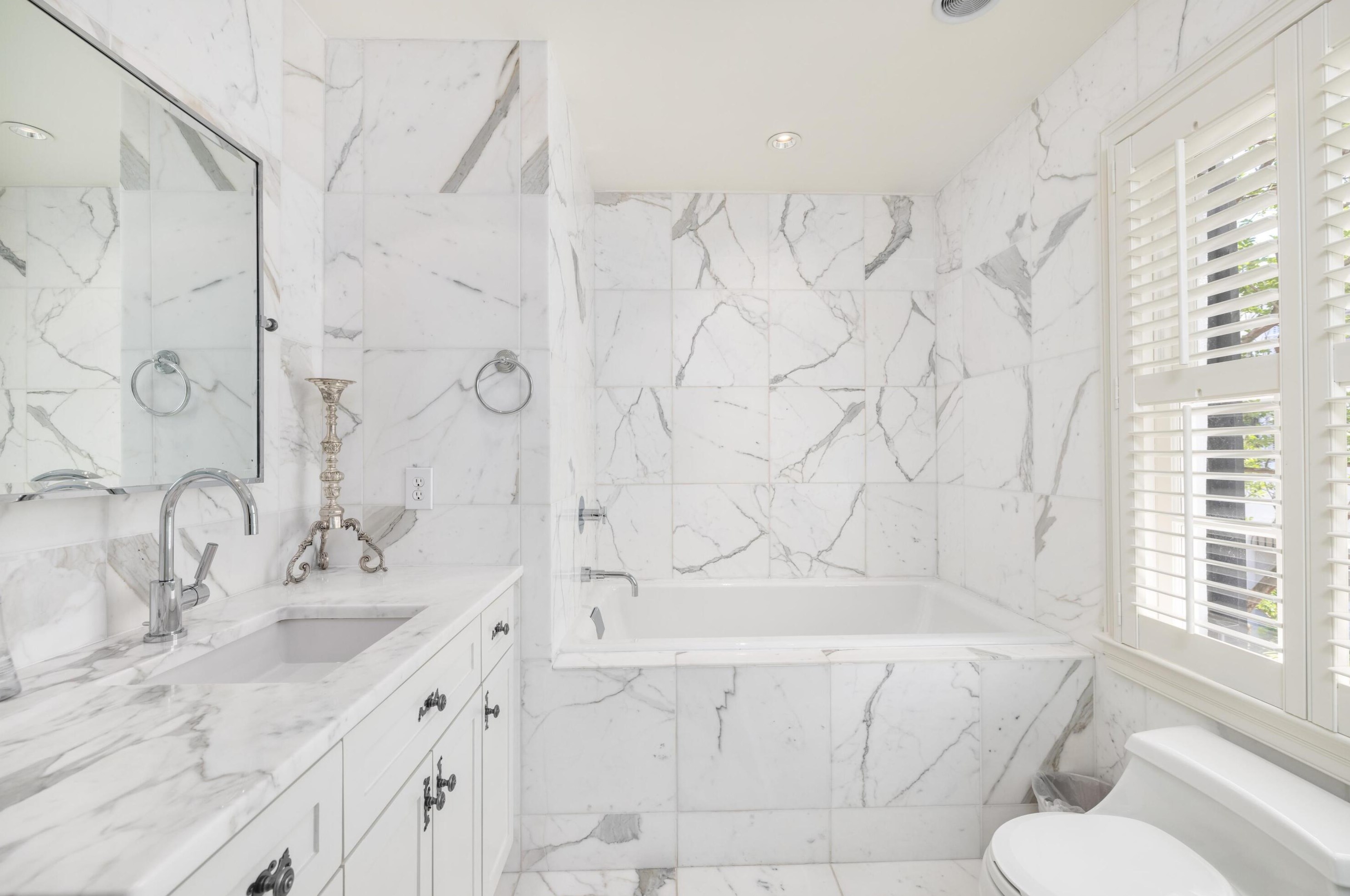 100 Bay St, Charleston SC  29401-2543 exterior