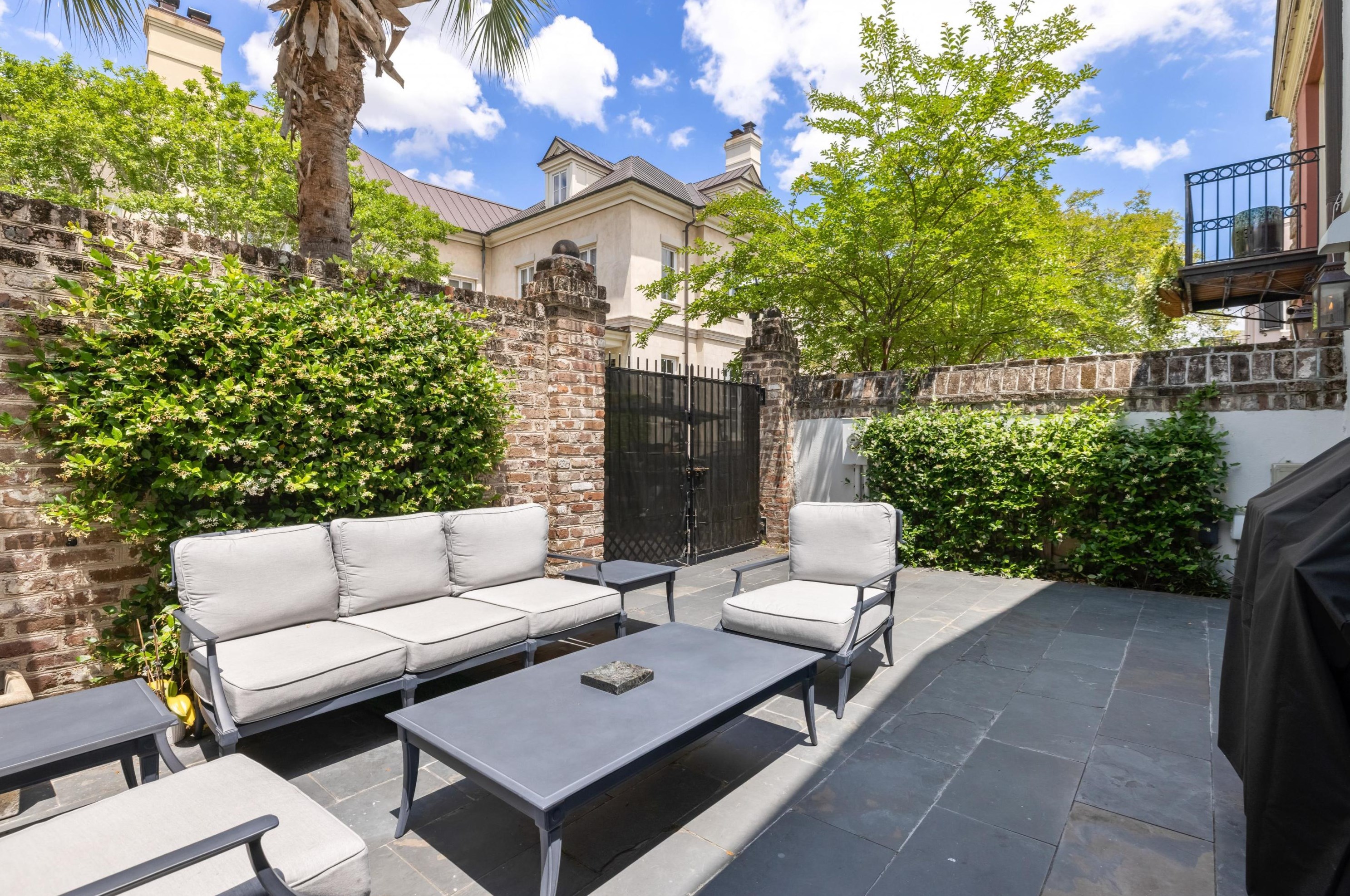 100 Bay St, Charleston SC  29401-2543 exterior