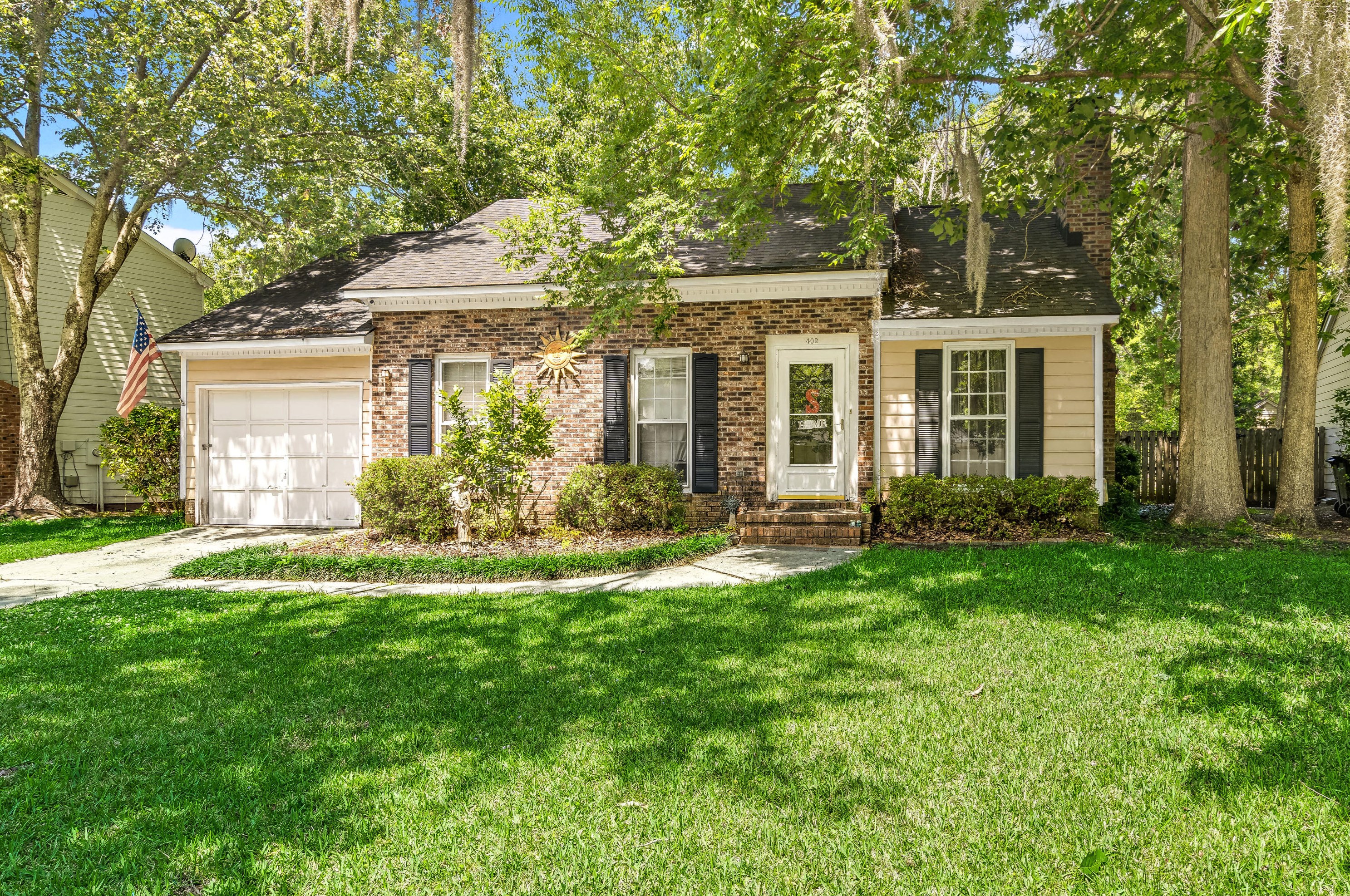 402 Hamlet Rd, Summerville, SC 29485-5255