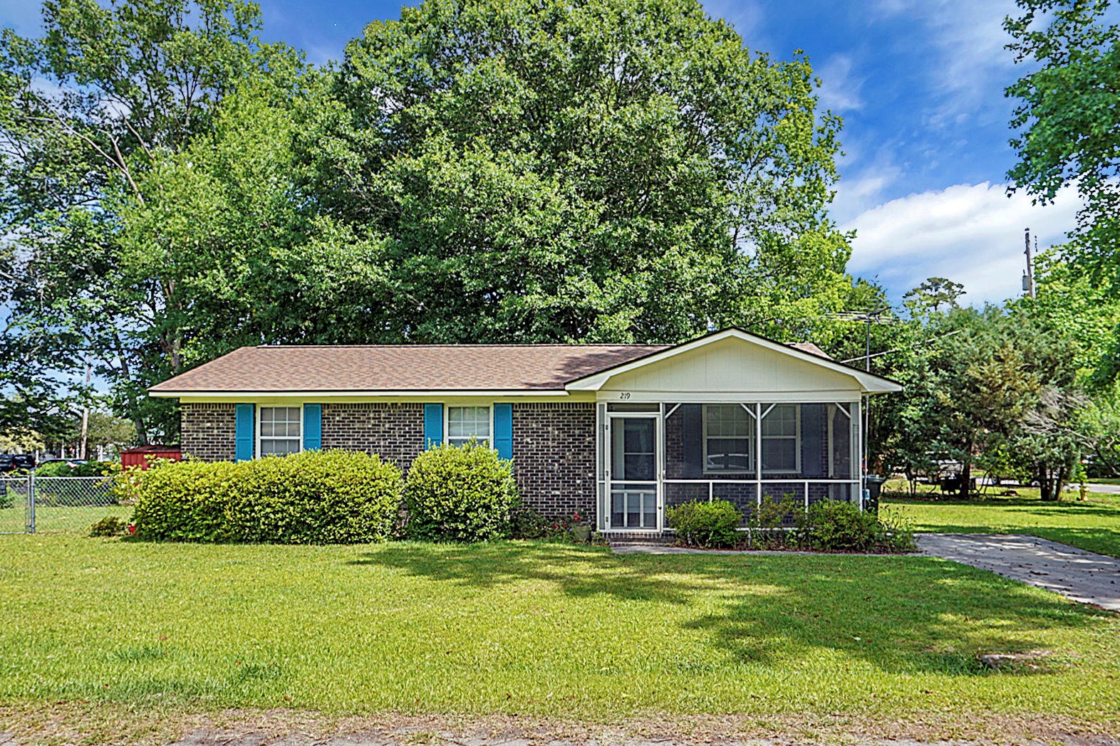 219 Azalea Ct, Moncks Corner, SC 29461-3404