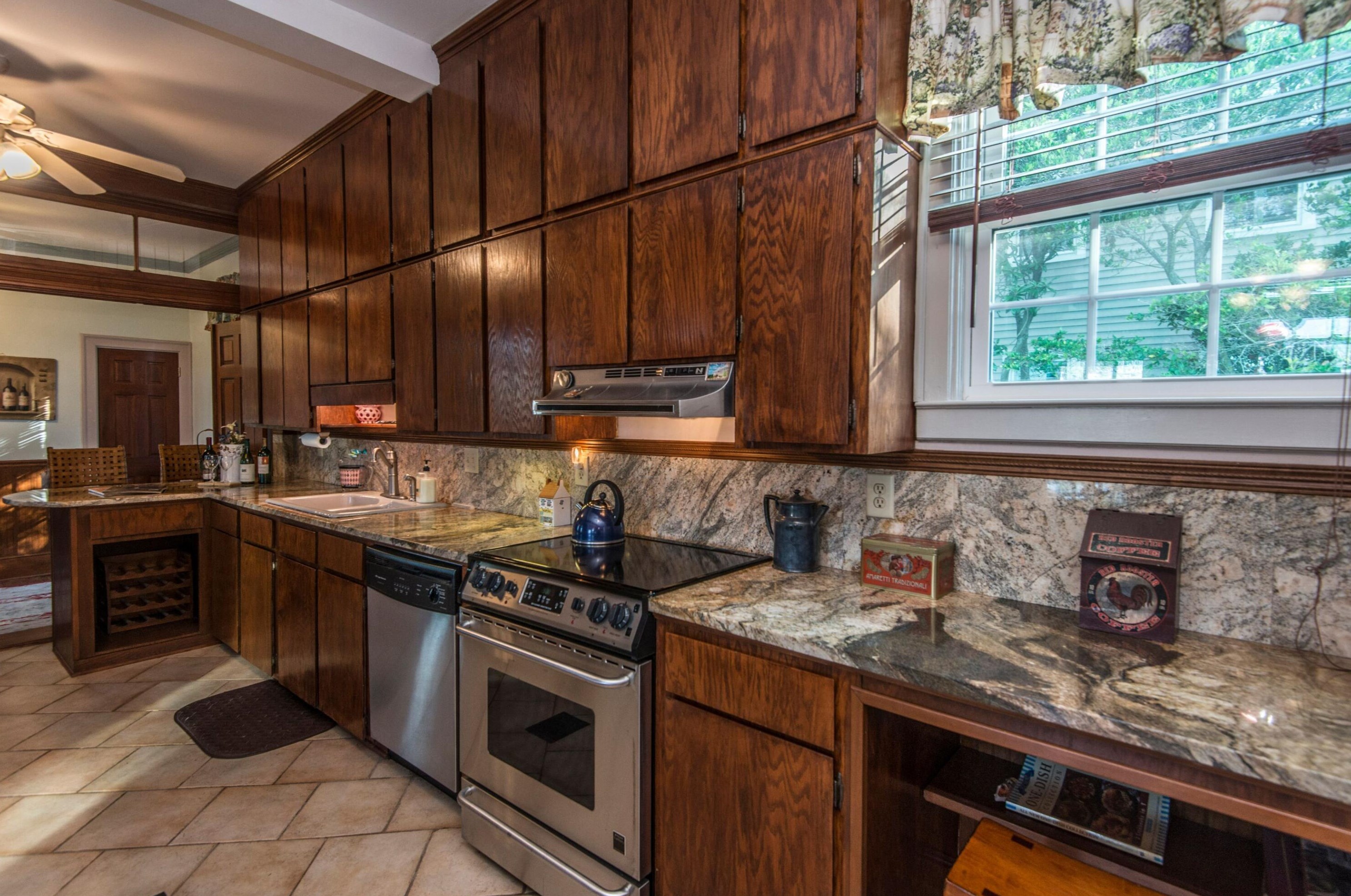 218 Wentworth St, Charleston SC 29401-1737 exterior