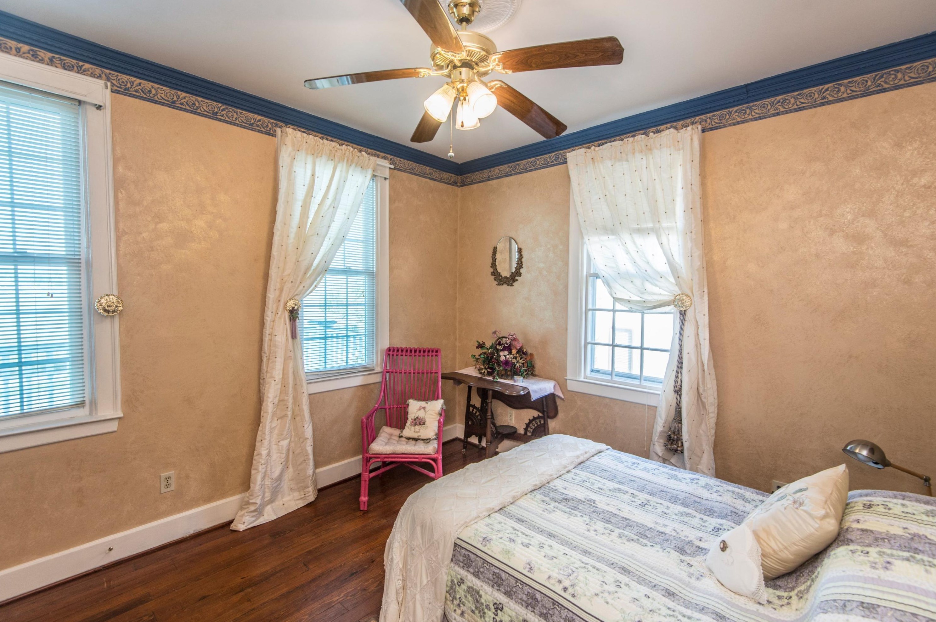 218 Wentworth St, Charleston SC 29401-1737 exterior