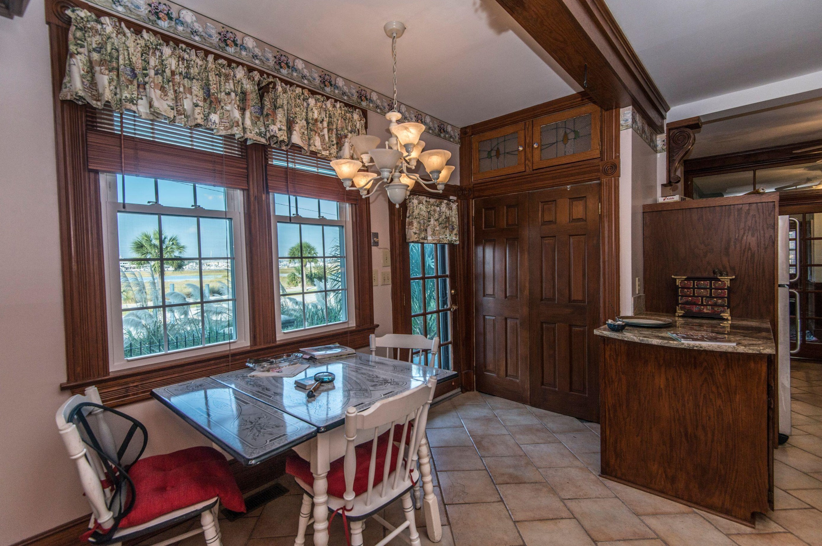 218 Wentworth St, Charleston SC 29401-1737 exterior