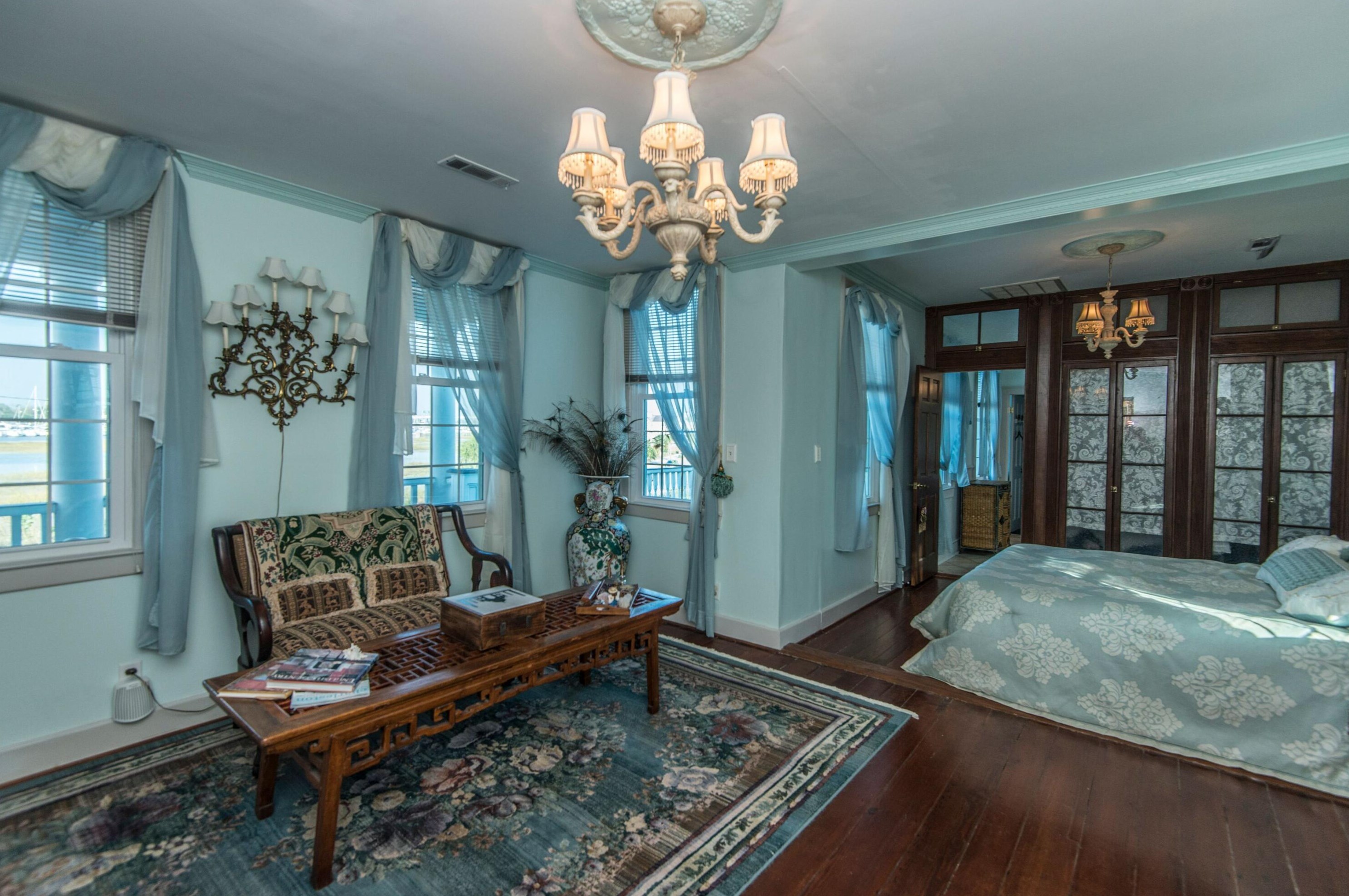 218 Wentworth St, Charleston SC 29401-1737 exterior