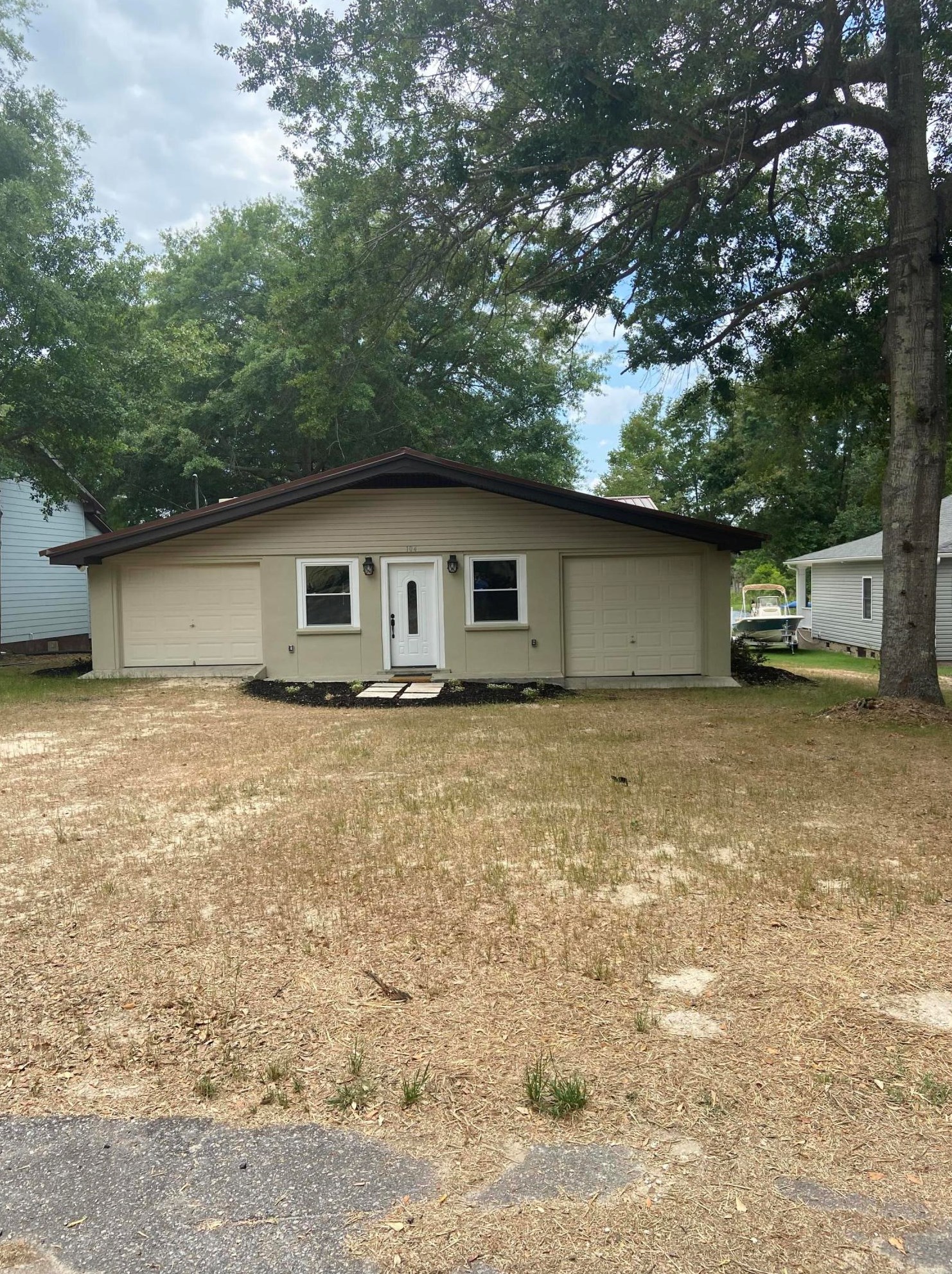 104 Fountain Lake Dr, Eutawville, SC 29048-9349