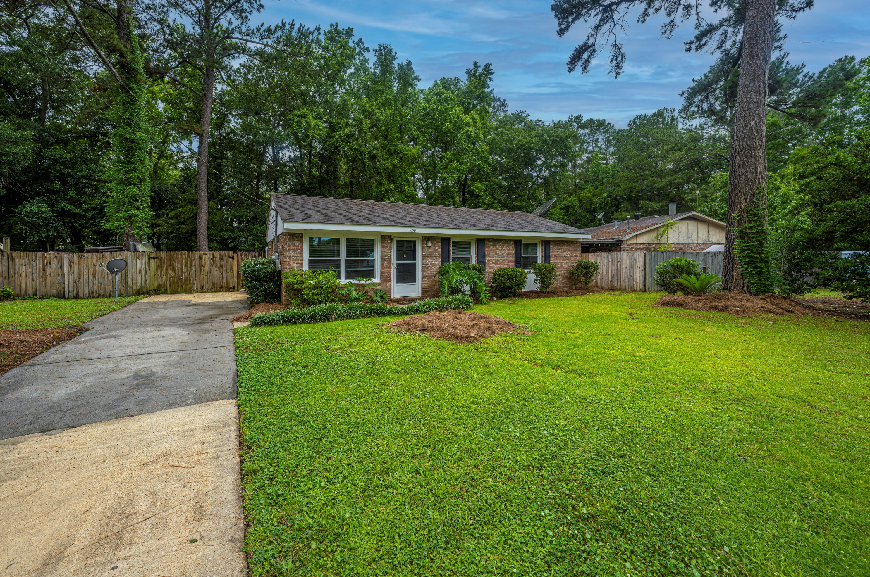 328 Sprucewood Dr, Summerville, SC 29485-7829