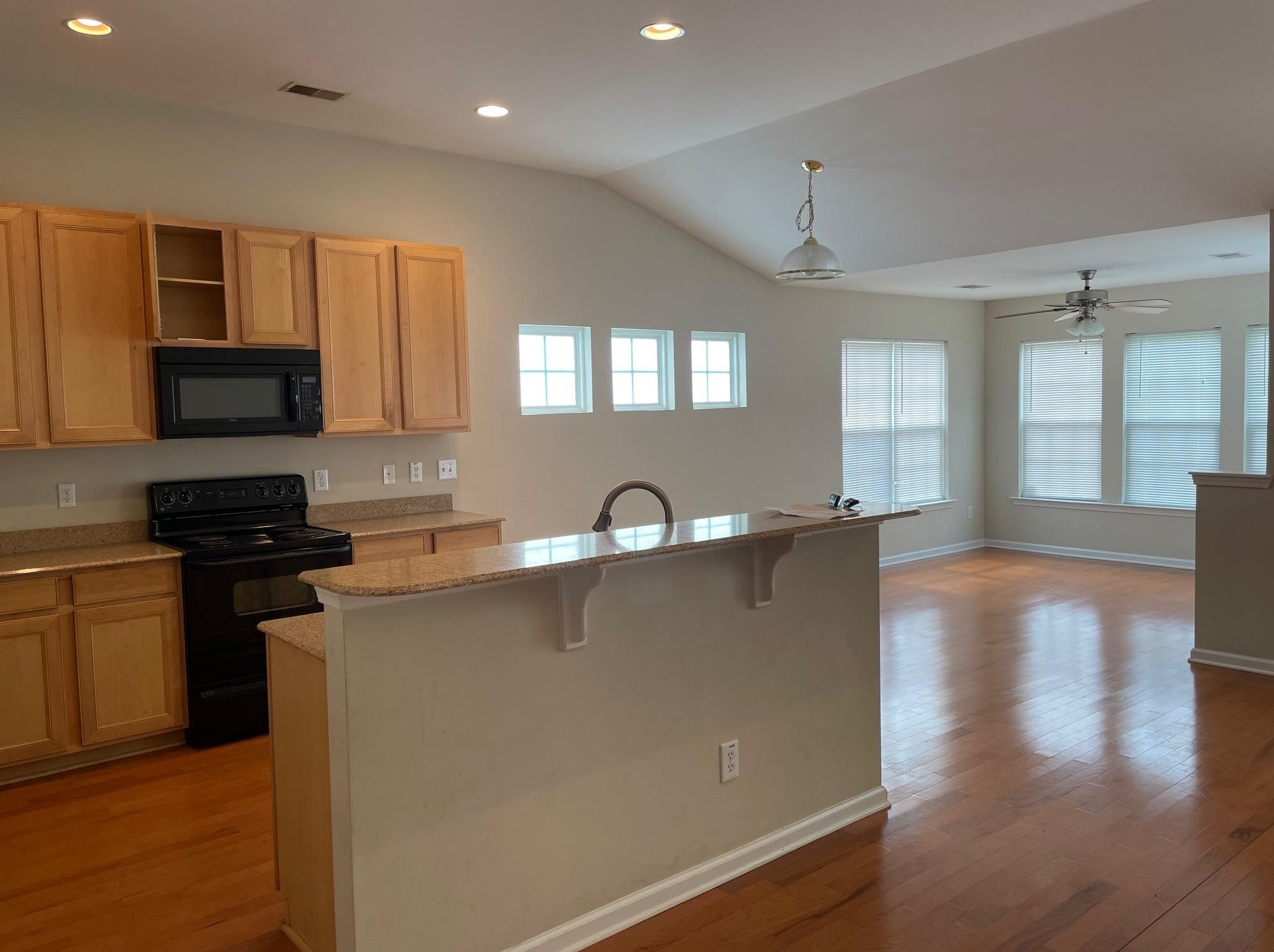 208 Goldfinch Ln, Summerville, SC 29485
