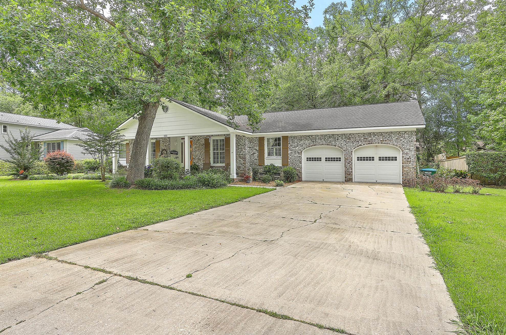 123 Hunt Club Dr, Summerville, SC 29485-4827