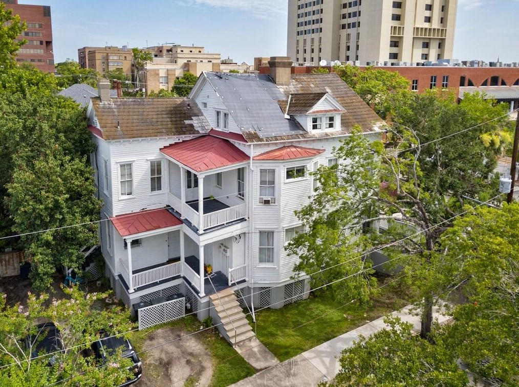 135 Ashley Ave, Charleston SC 29401-1804 exterior