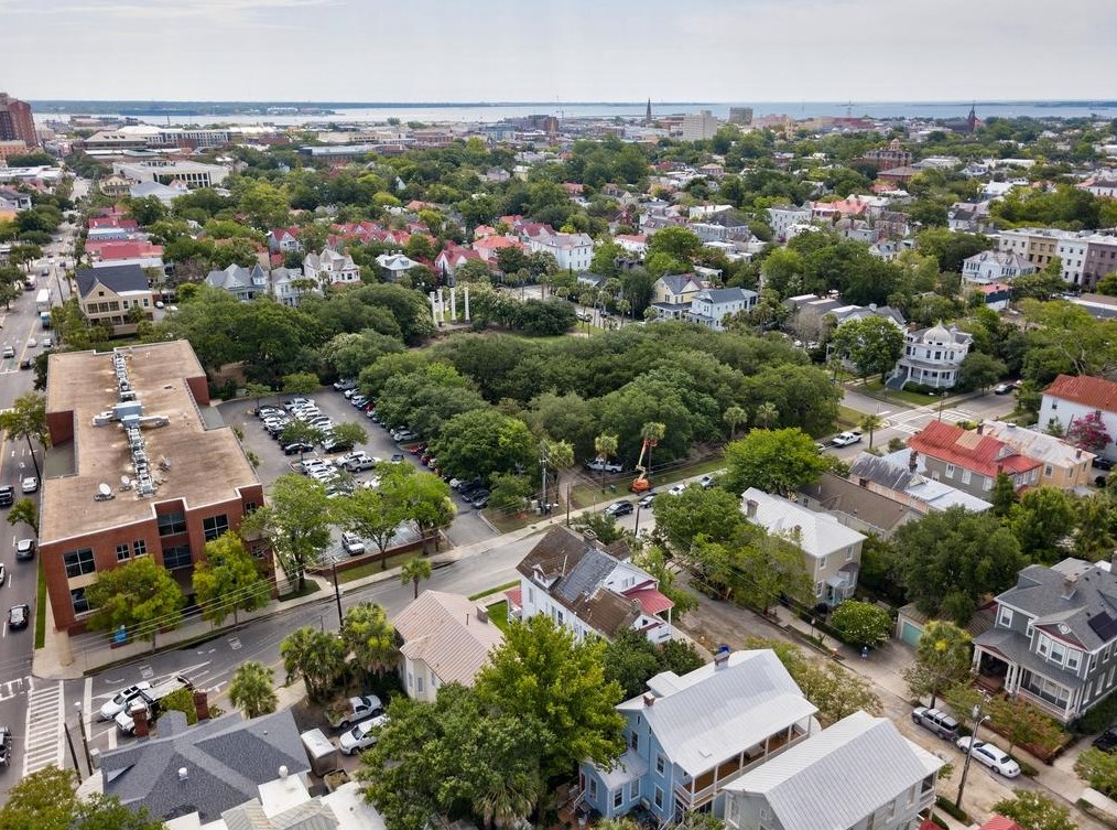 135 Ashley Ave, Charleston SC 29401-1804 exterior