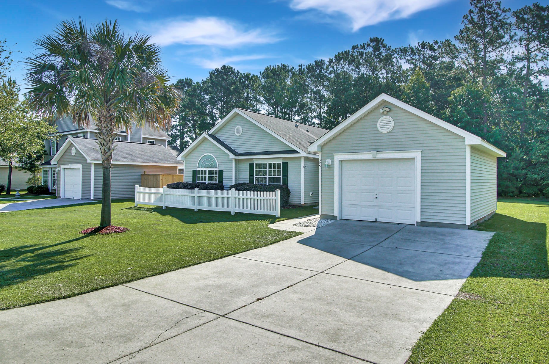325 Seneca River Dr, Summerville, SC 29485-8948