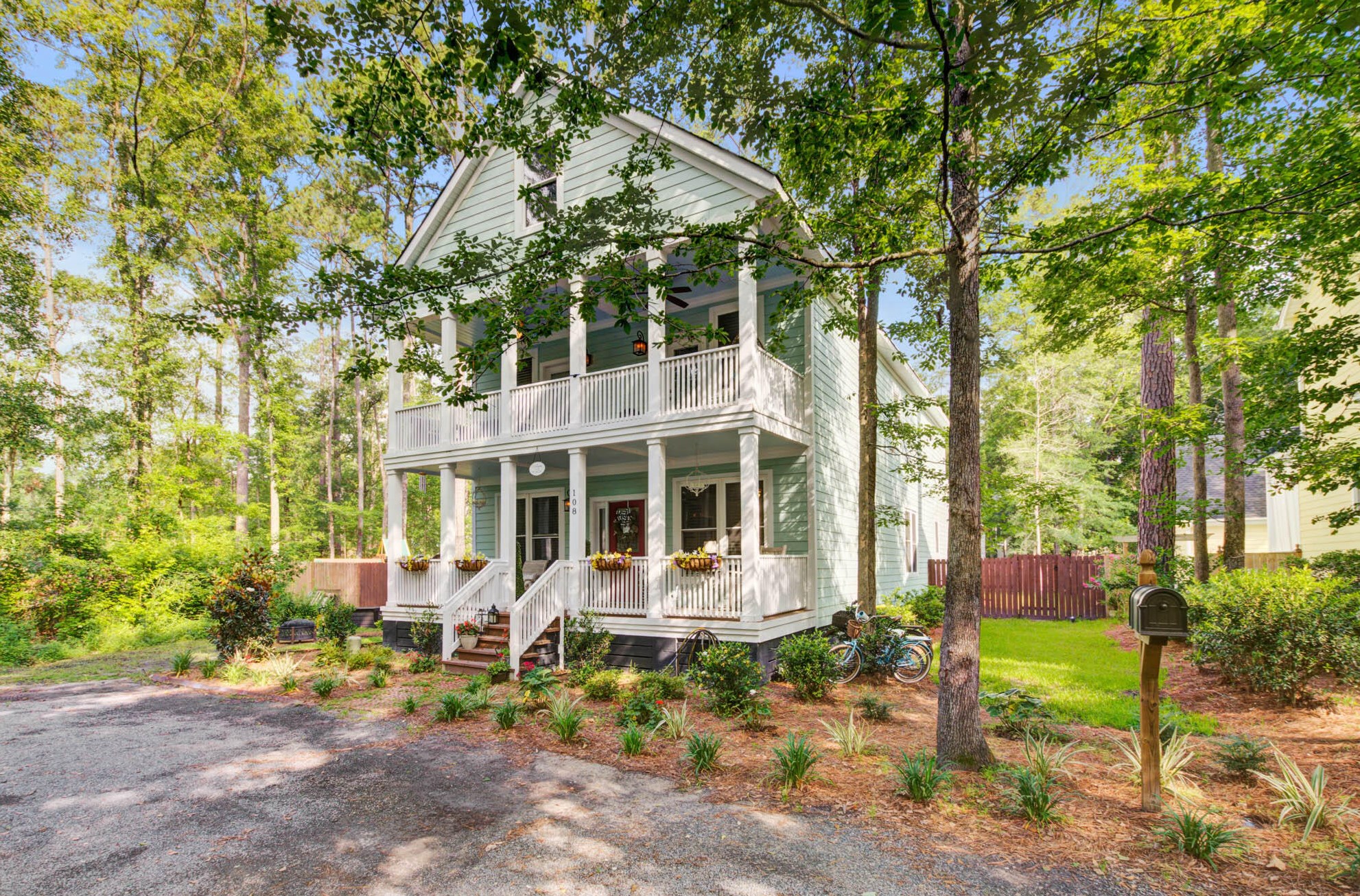 108 Lowndes Ln, Summerville, SC 29483-4064
