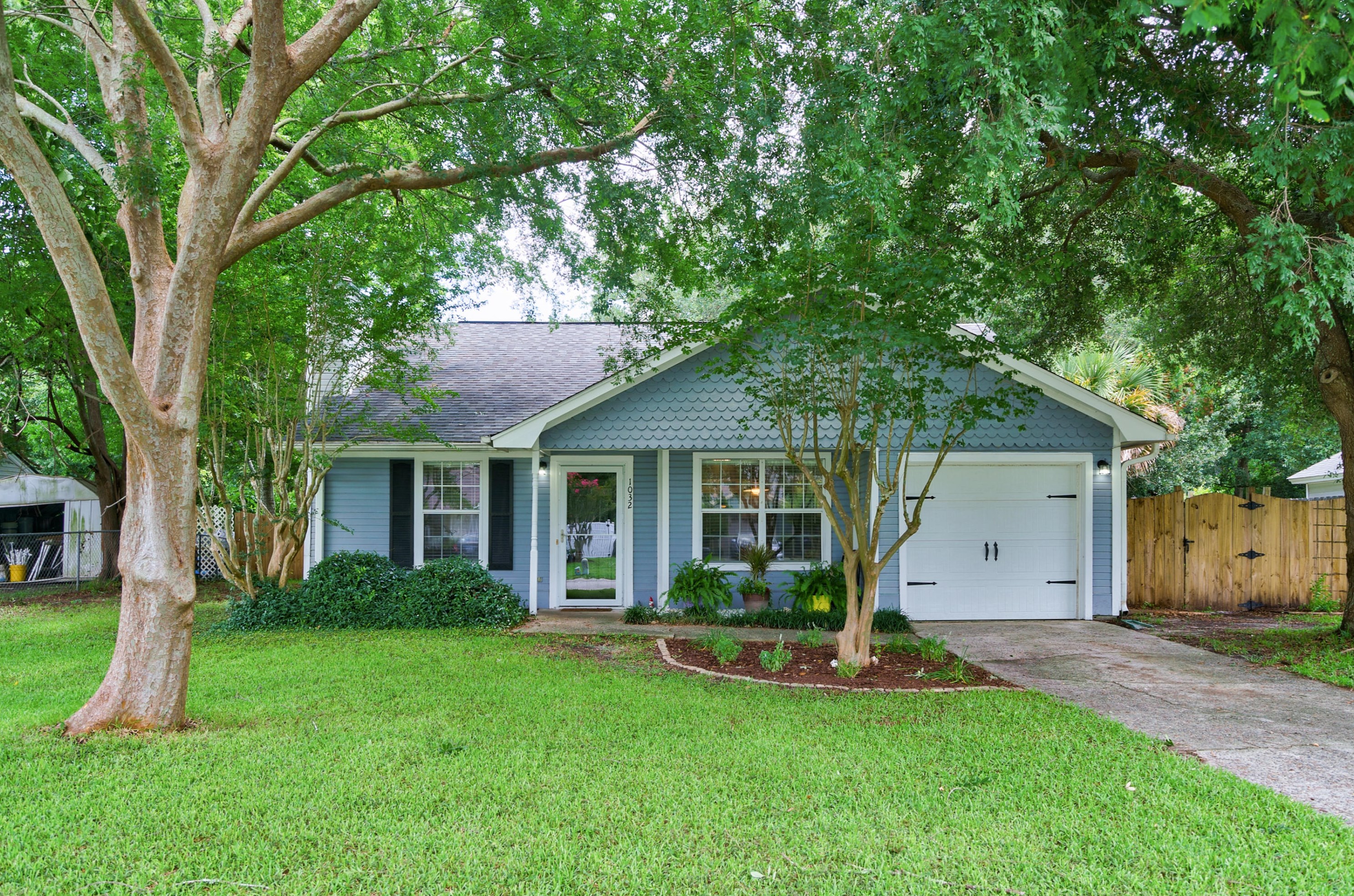 1032 Oakcrest Dr, Charleston, SC 29412-9311