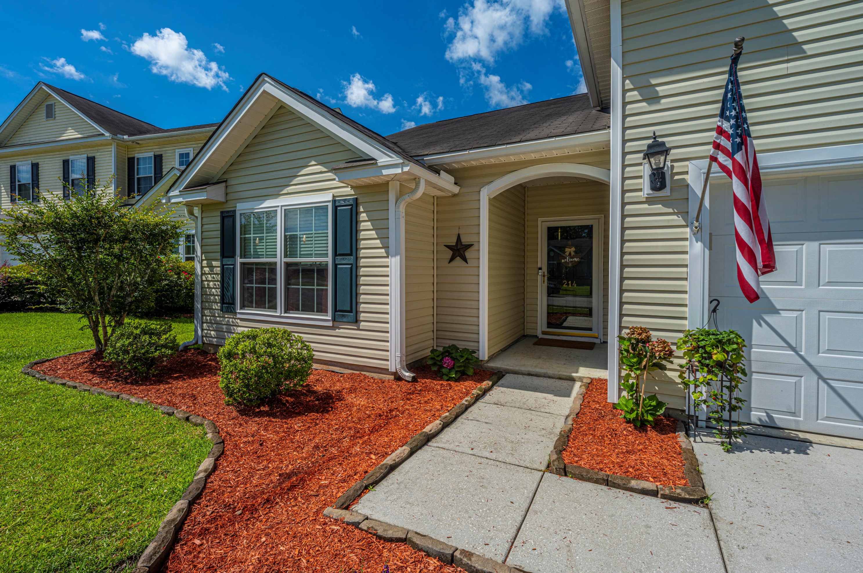 214 Goldfinch Ln, Summerville, SC 29485-4209