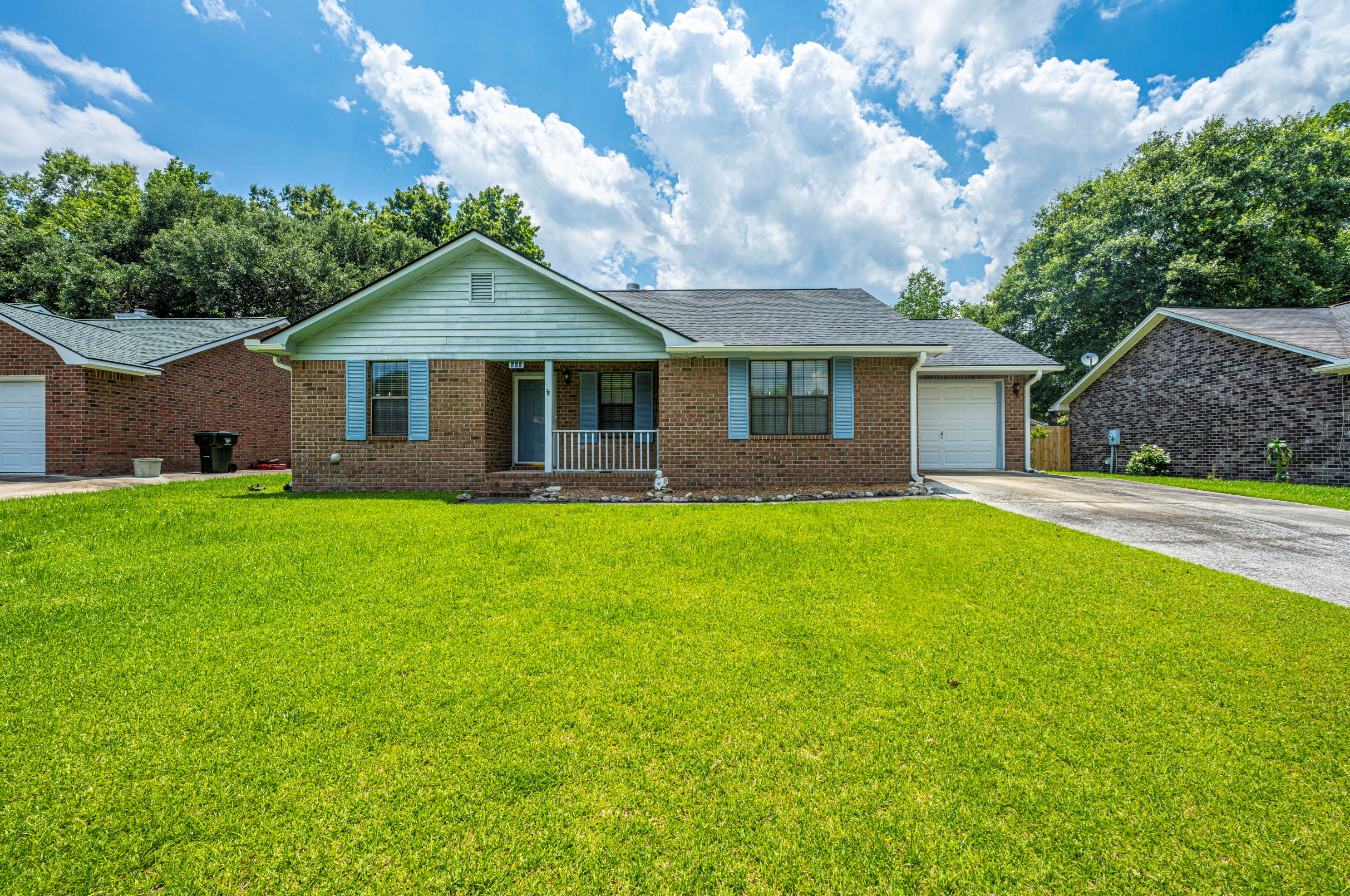 621 Oxford Rd, Ladson, SC 29456