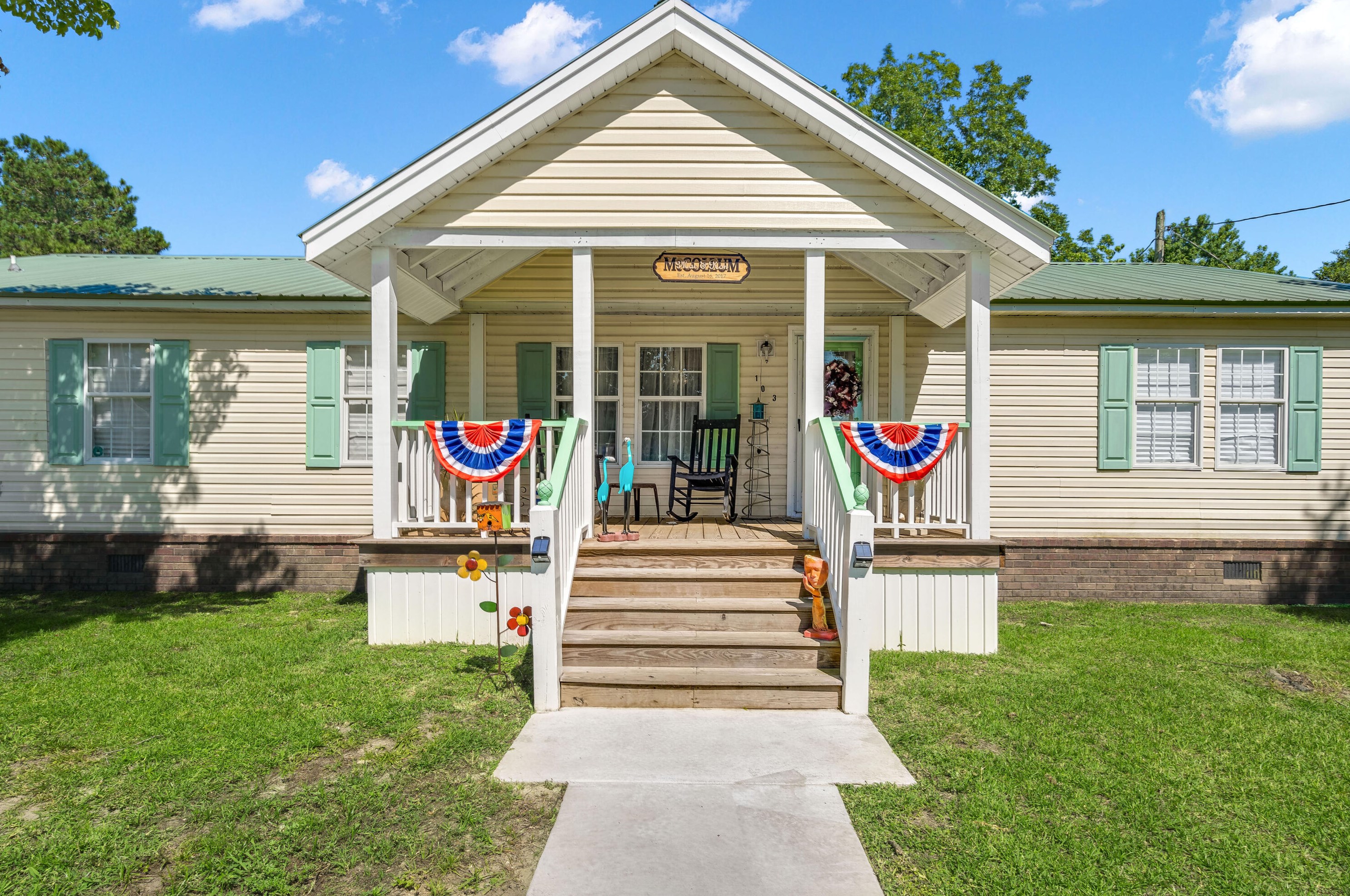 103 Sparrow St, Bonneau, SC 29431
