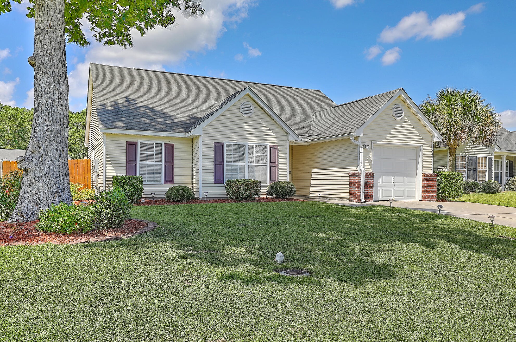 216 Border Rd, Charleston, SC 29445-9642