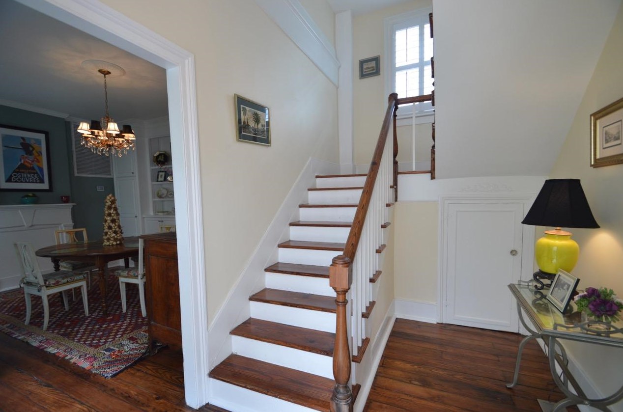 8 Trumbo St, Charleston SC  29401-1915 exterior