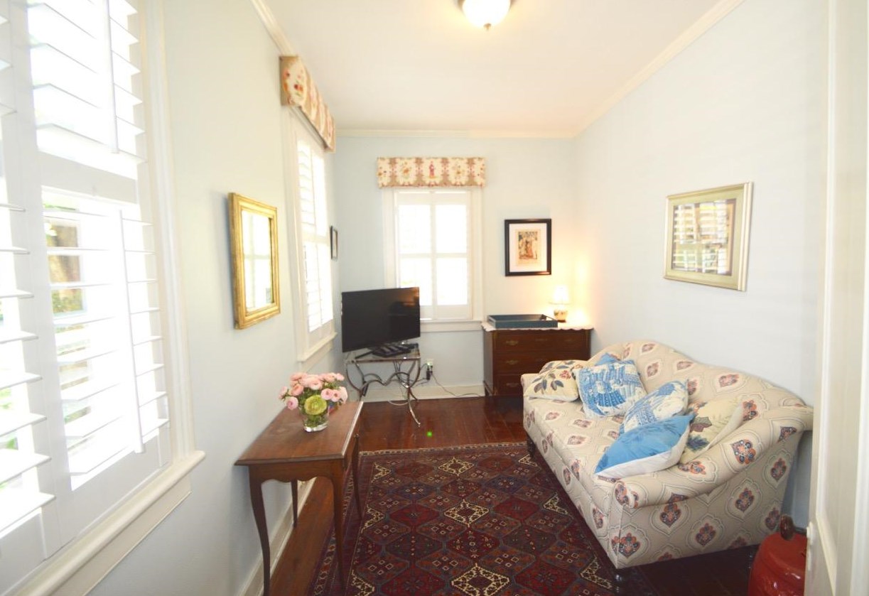 8 Trumbo St, Charleston SC  29401-1915 exterior
