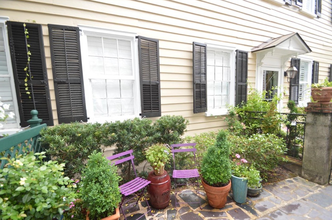 8 Trumbo St, Charleston SC  29401-1915 exterior
