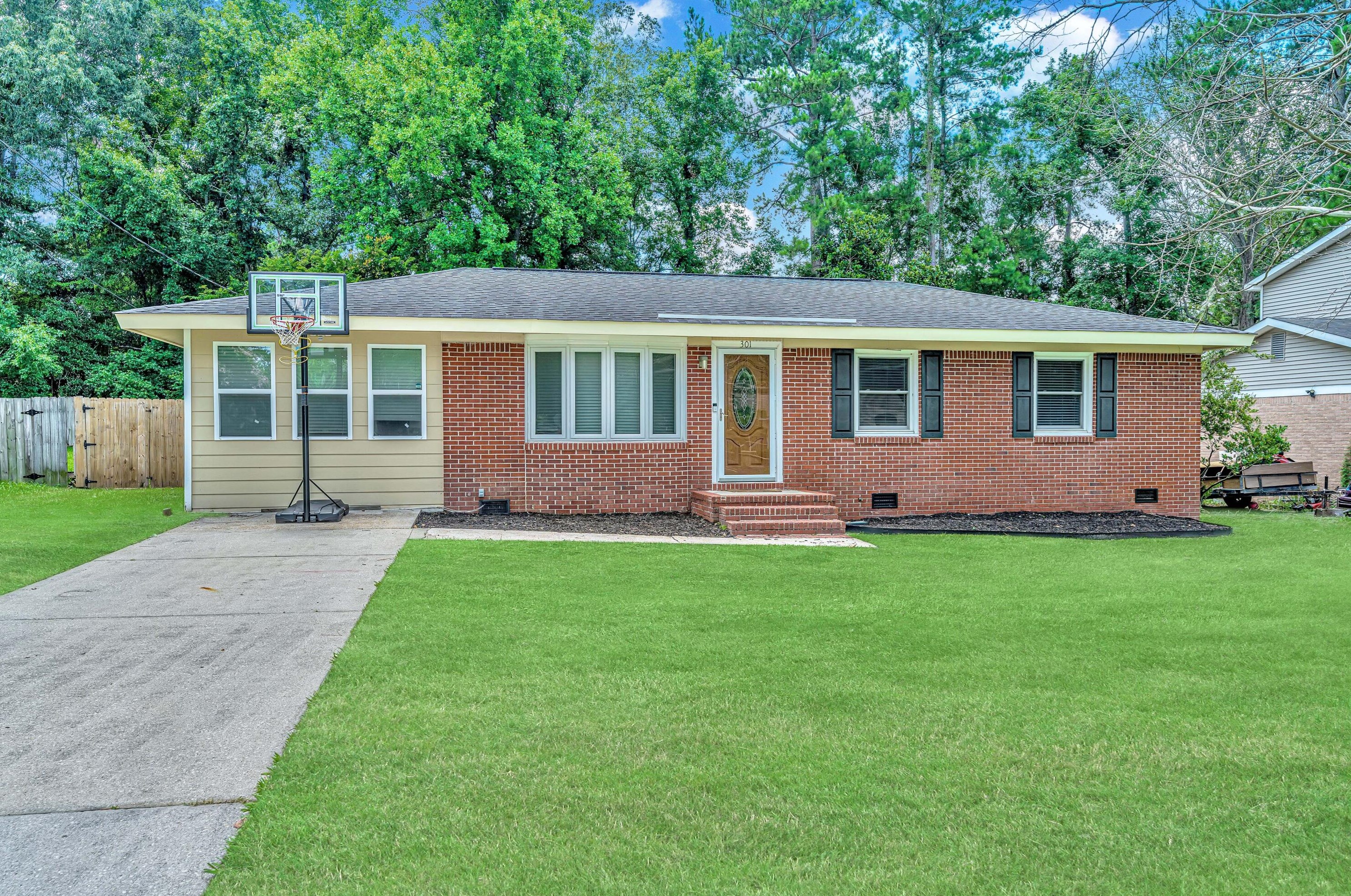 301 Farm Rd, Charleston, SC 29445-3032
