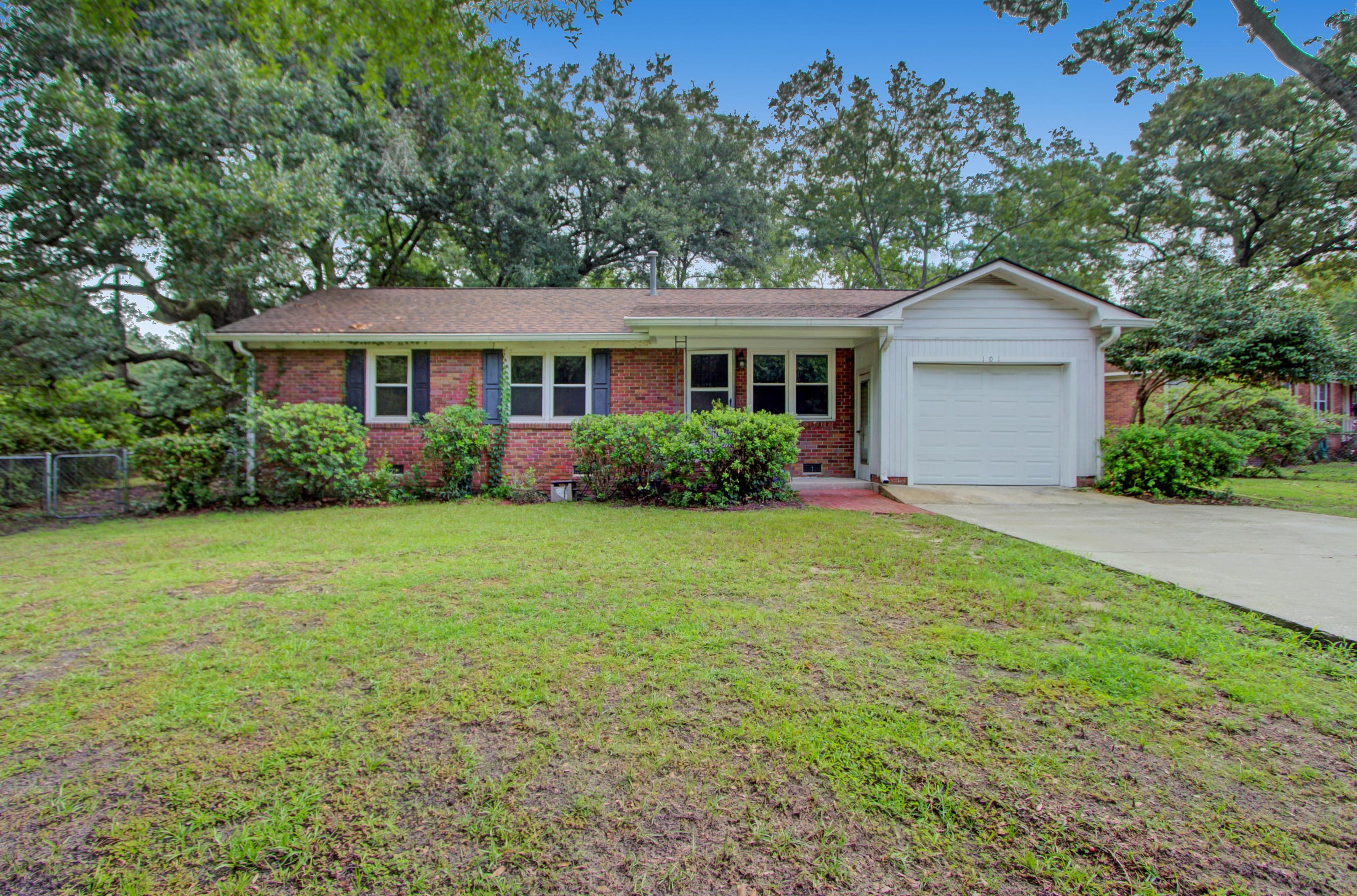 101 Pine Ln, Summerville, SC 29485-4551