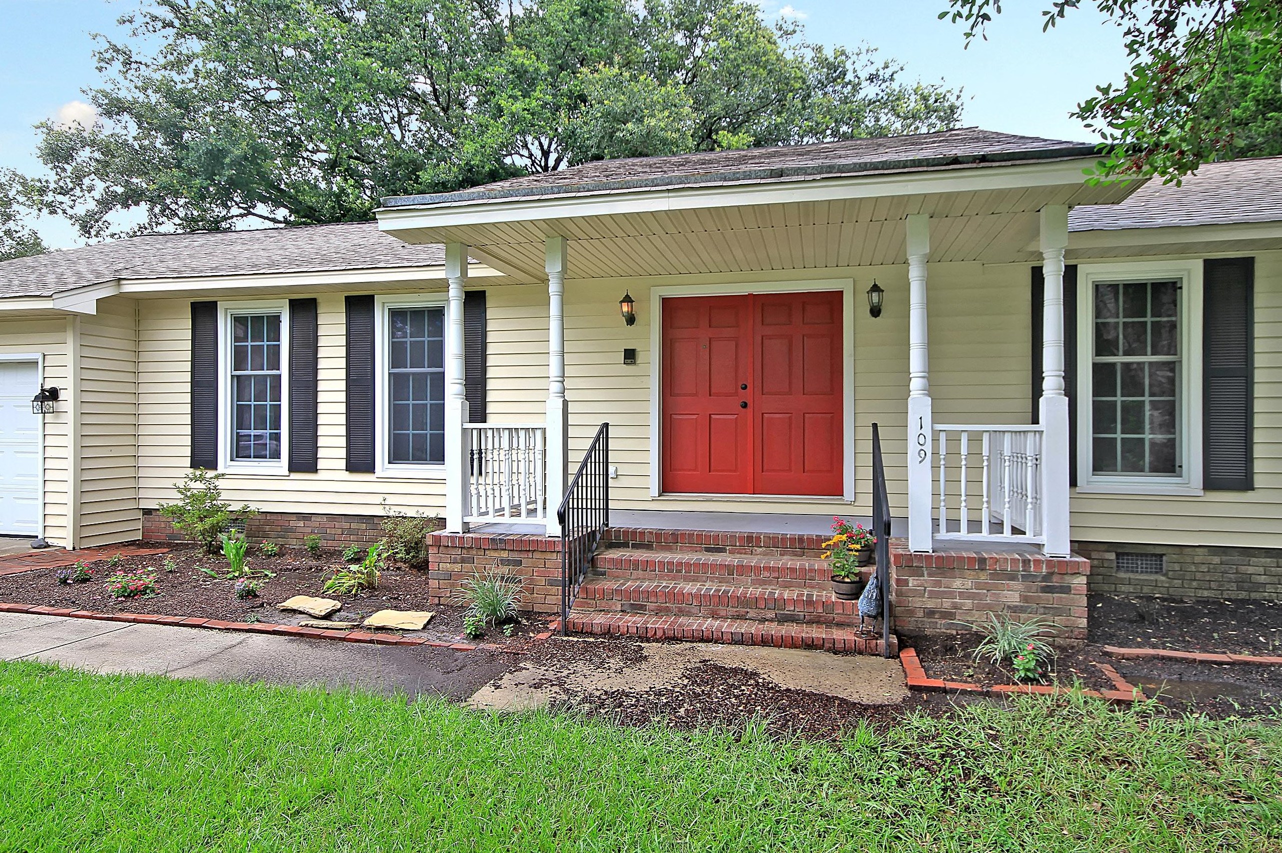 109 Sandtrap Rd, Summerville, SC 29483-2934