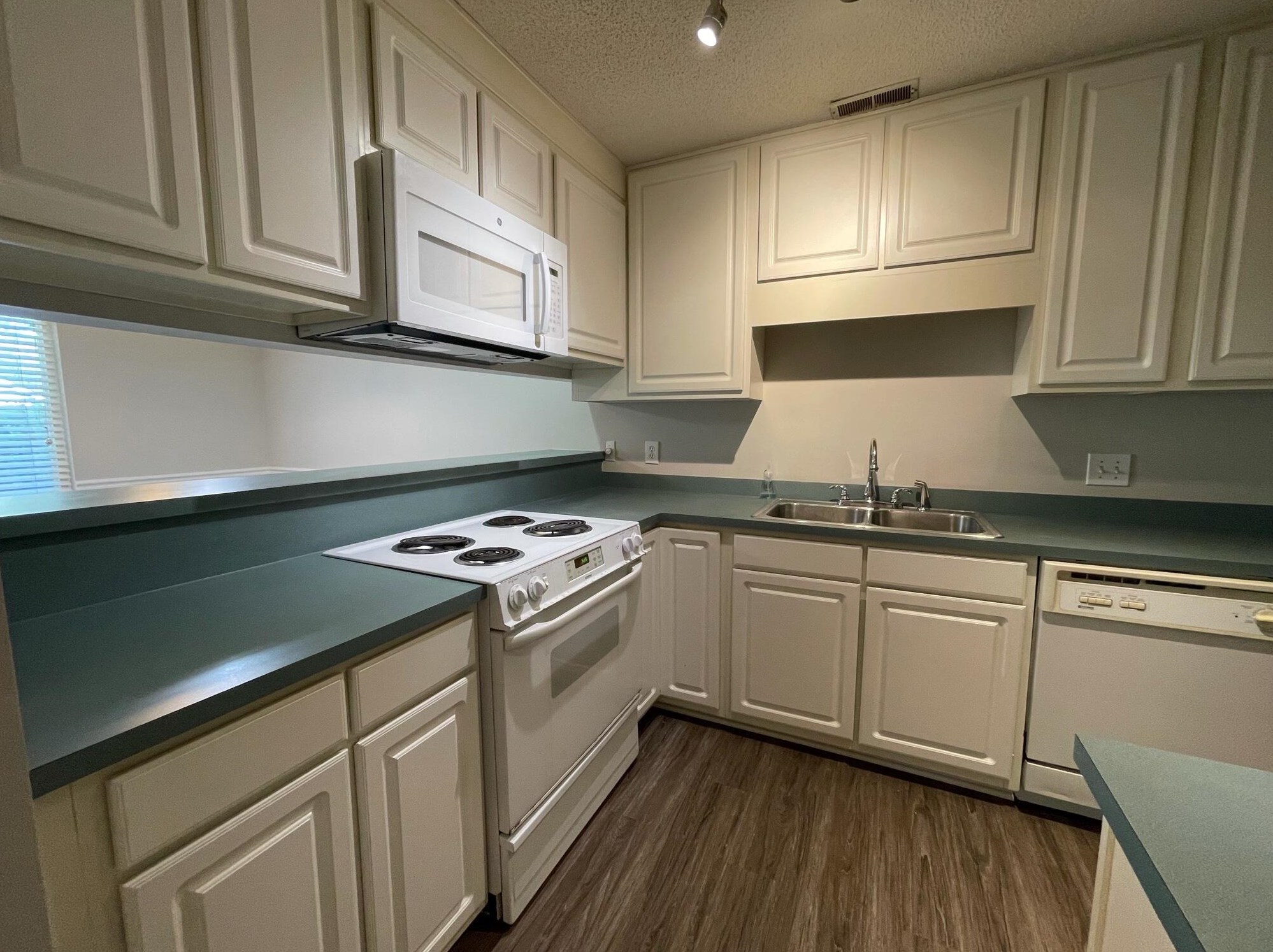 1 Maplecrest Dr, Charleston, SC 29412