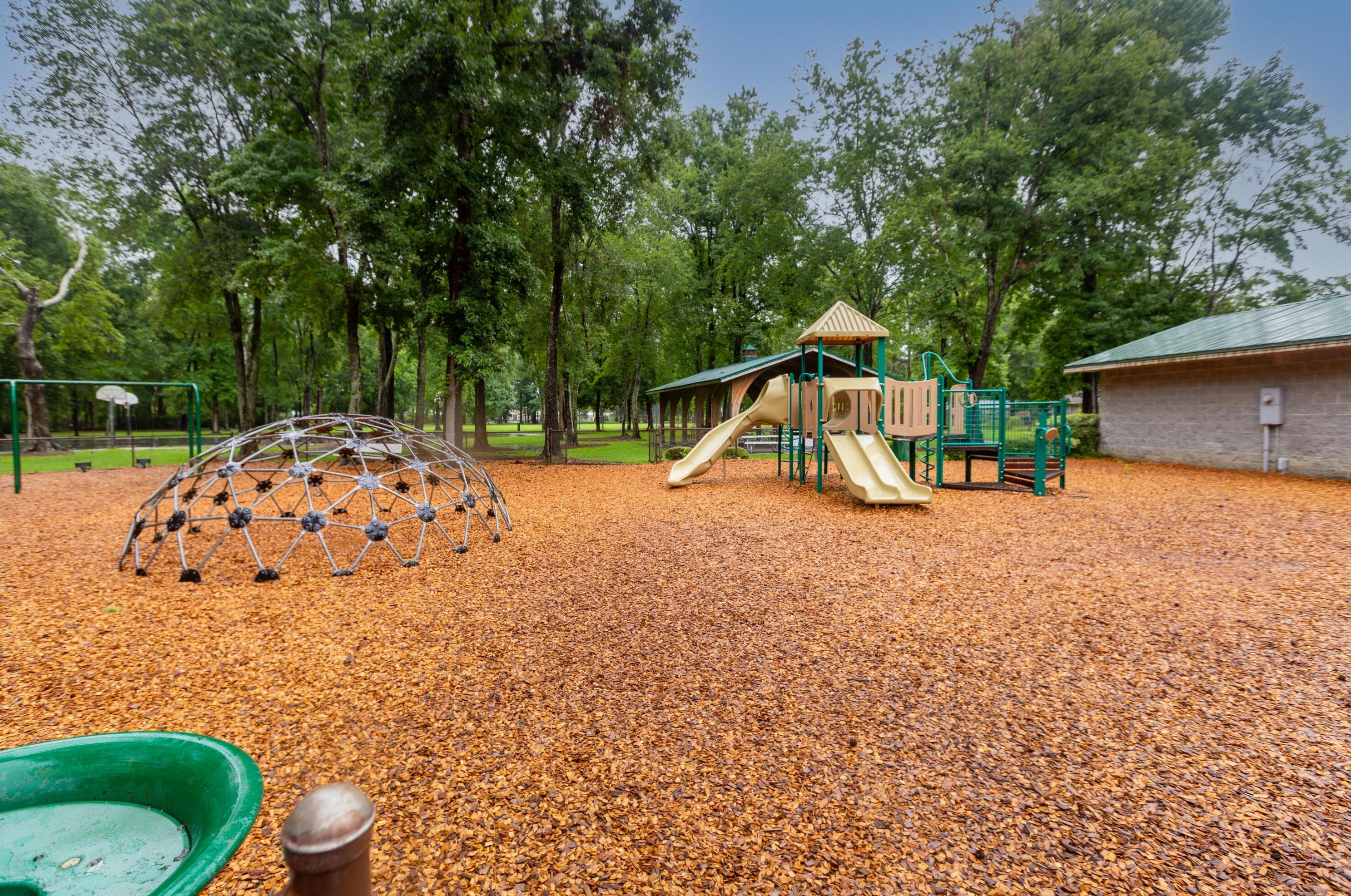 704 Tulip St, Summerville SC  29483-3953 exterior