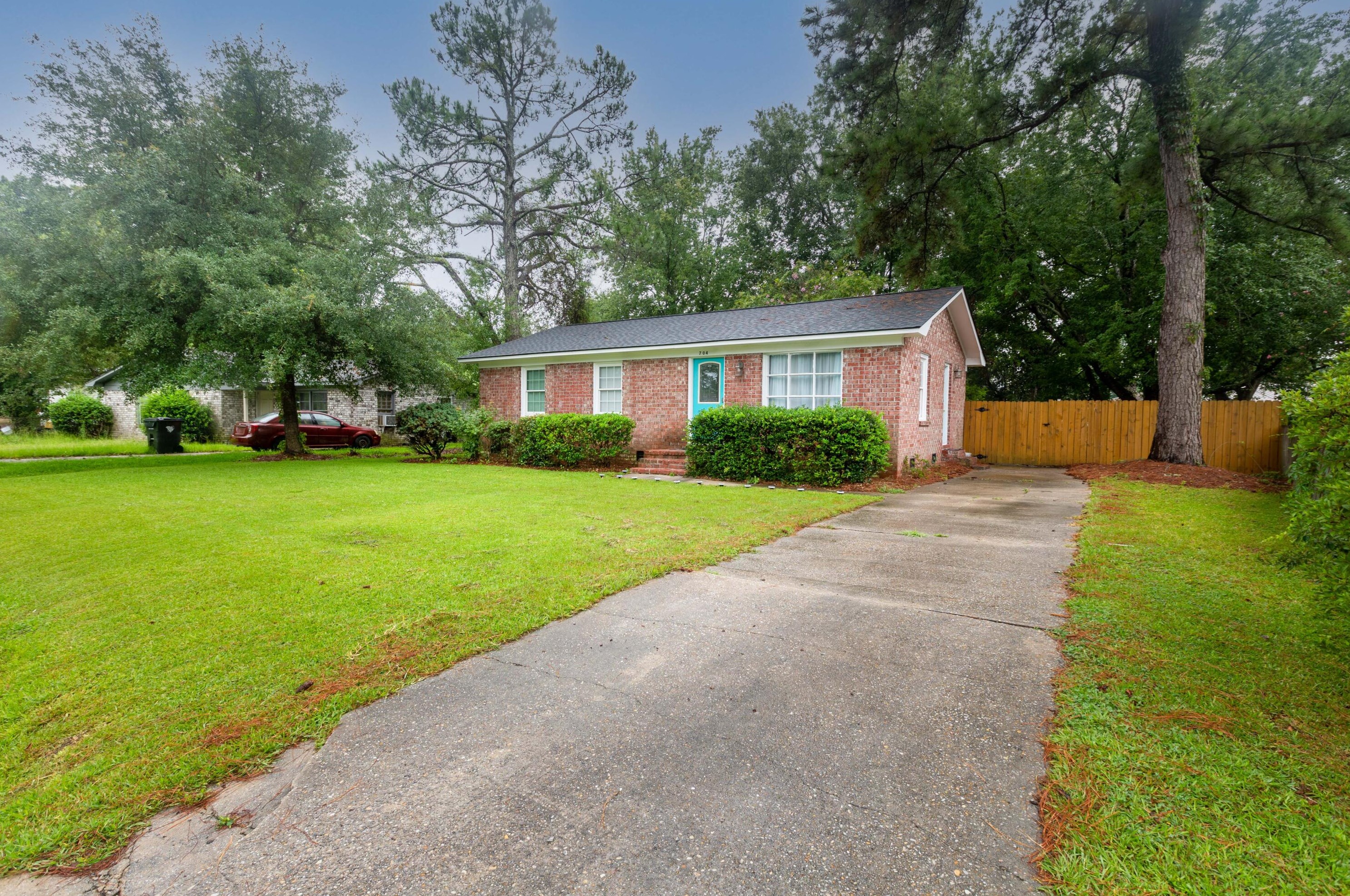 704 Tulip St, Summerville SC  29483-3953 exterior