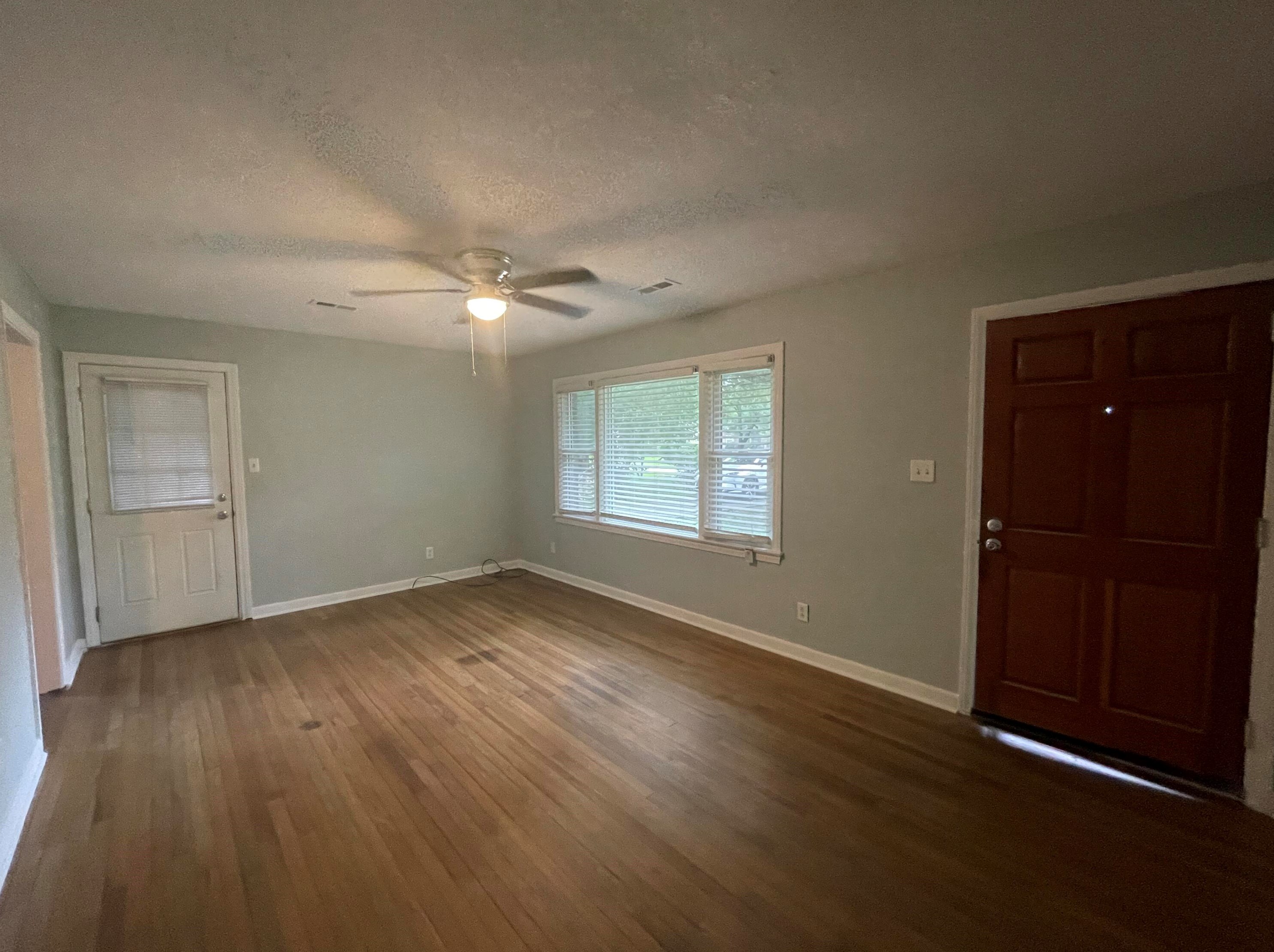 1330 N Sherwood Dr, Charleston, SC 29407