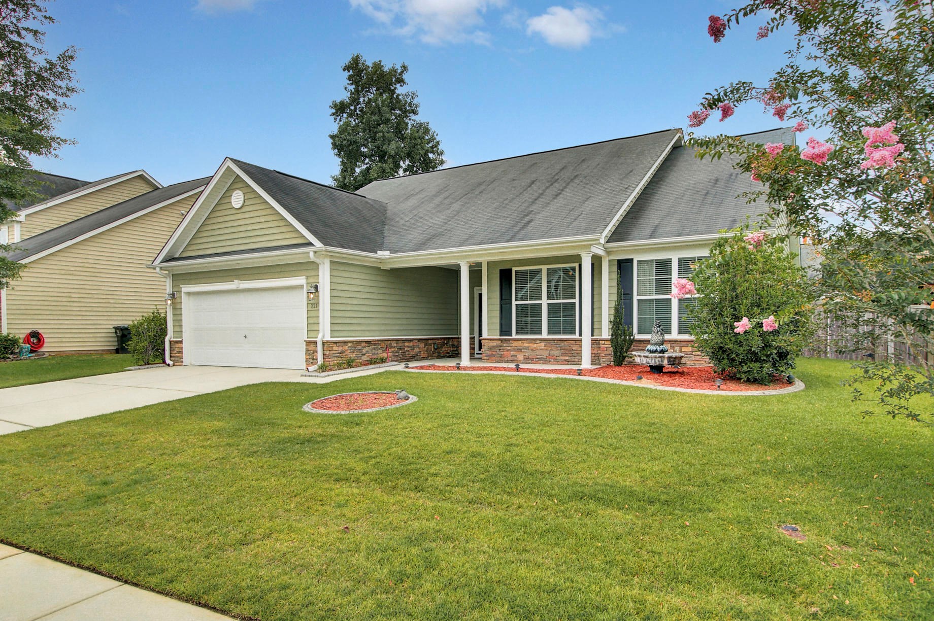 221 Palmetto Village Cir, Moncks Corner, SC 29461-8886