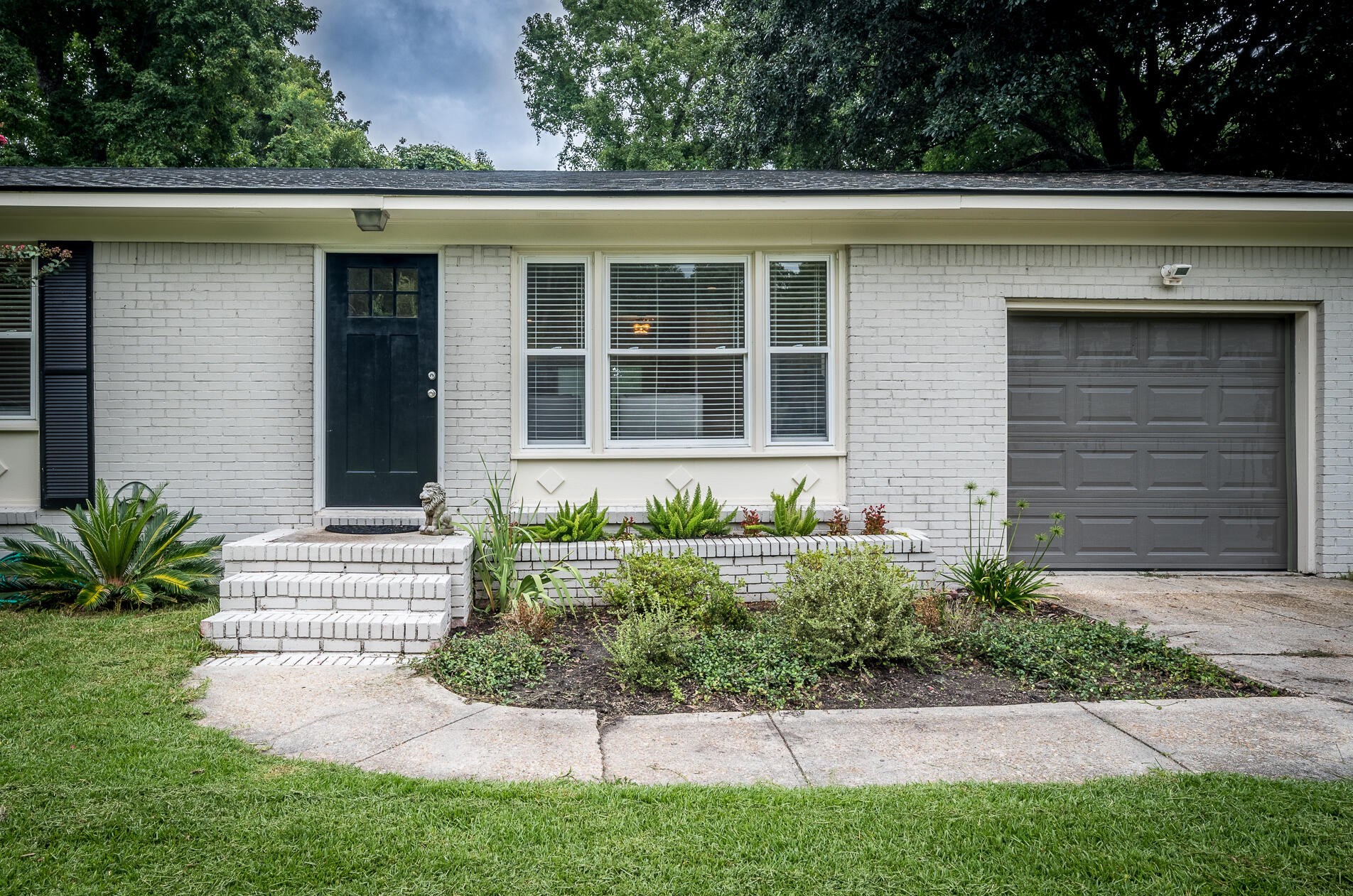 1801 Mayflower Dr, Charleston, SC 29412-3911