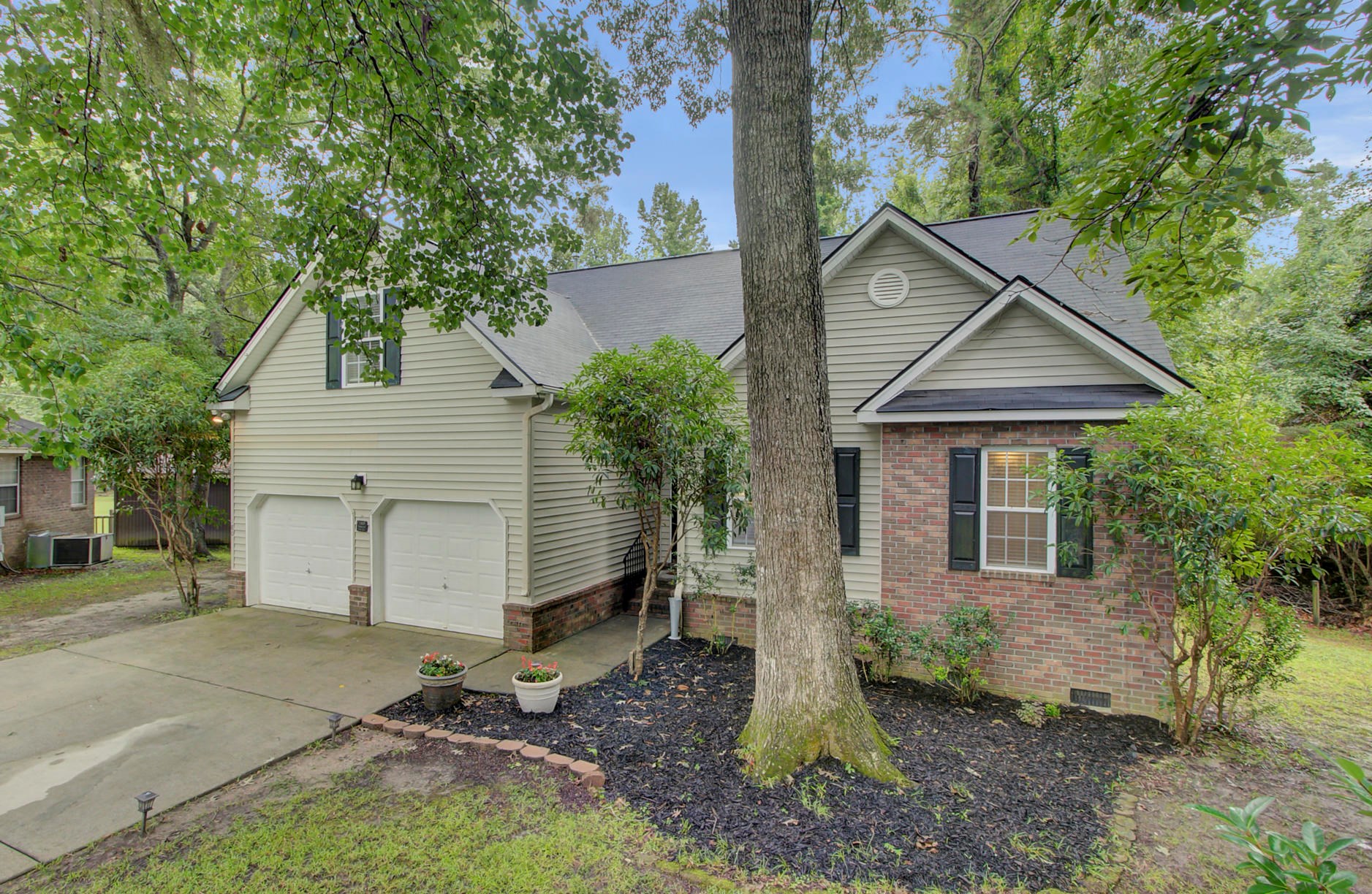 180 Thames Ave, Summerville, SC 29485-3482