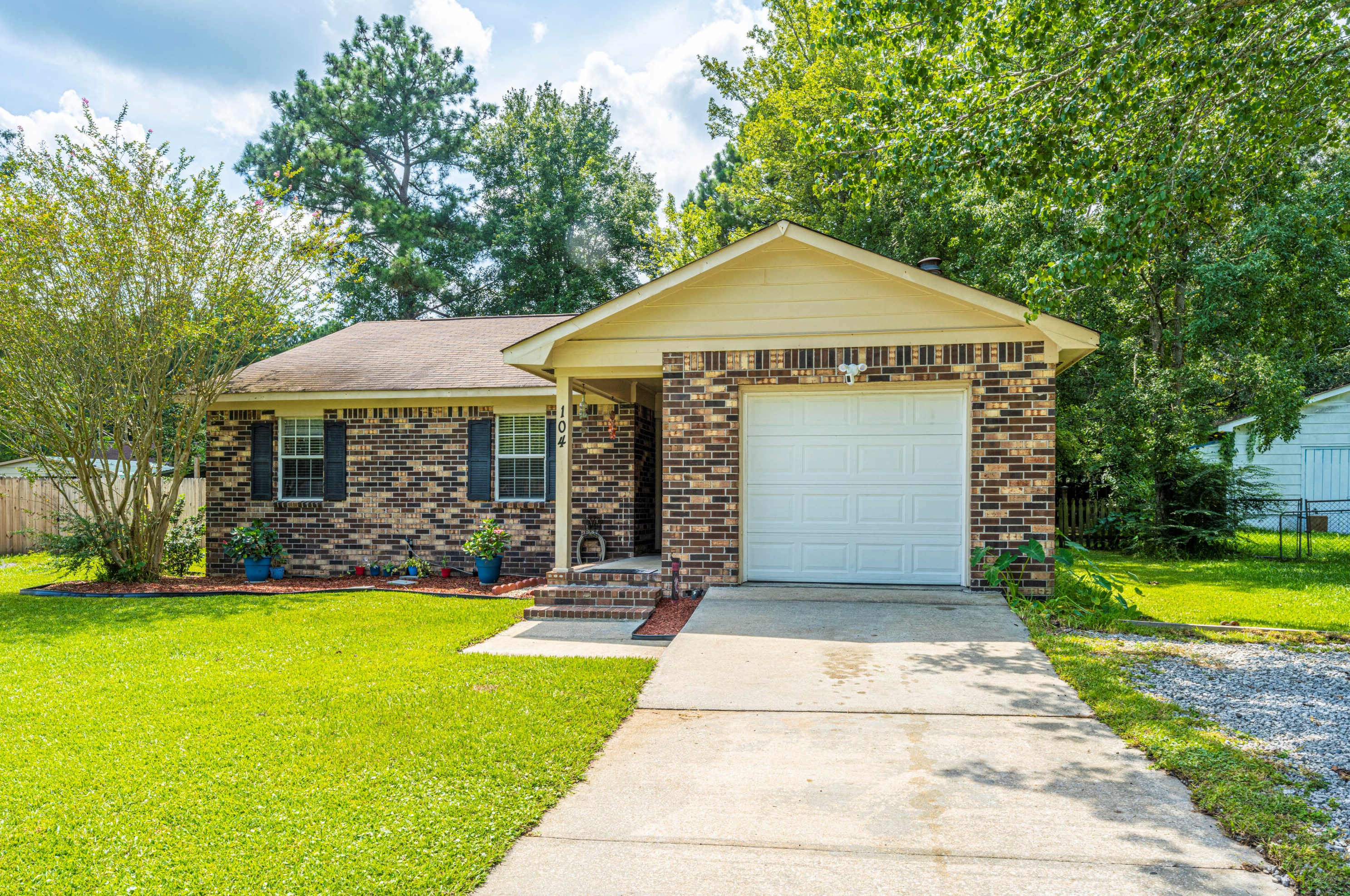 104 Mcduffie Ct, Summerville, SC 29483-1727