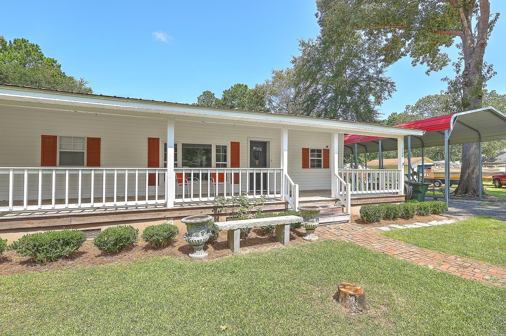 724 Levee Dr, Moncks Corner, SC 29461