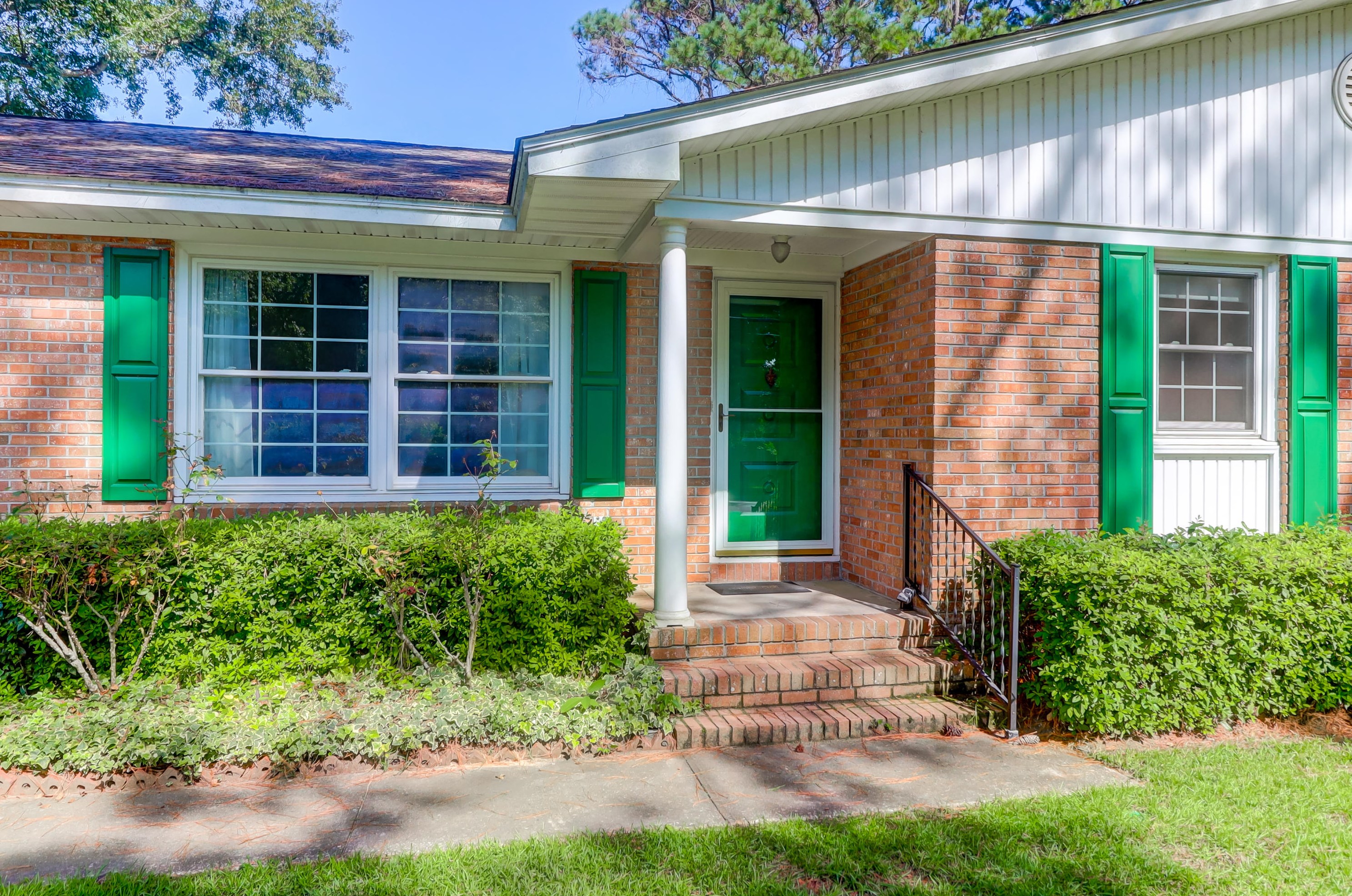 1060 Woodside Dr, Charleston, SC 29412-9360