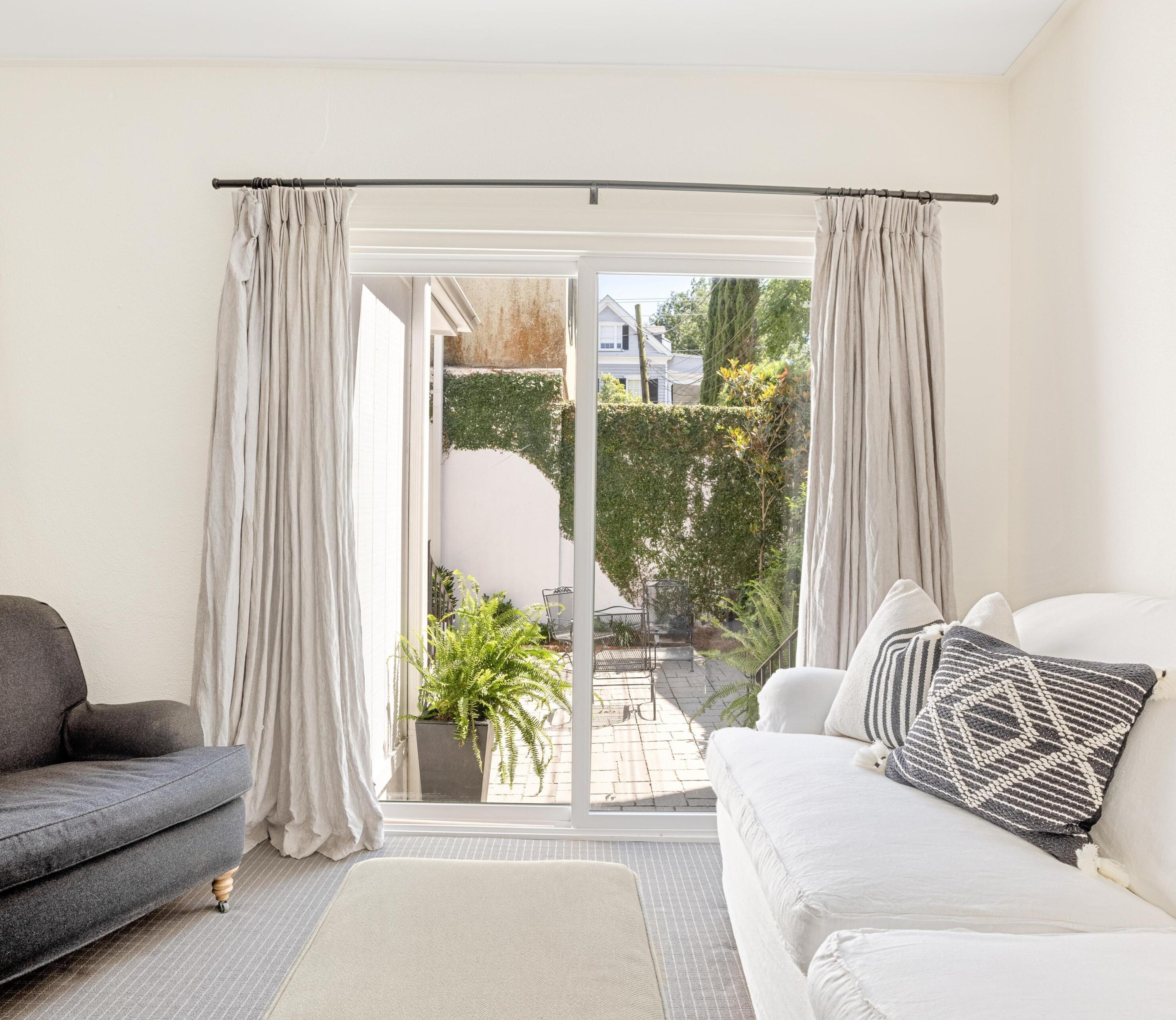 17 Poulnot Ln, Charleston SC  29401-6912 exterior