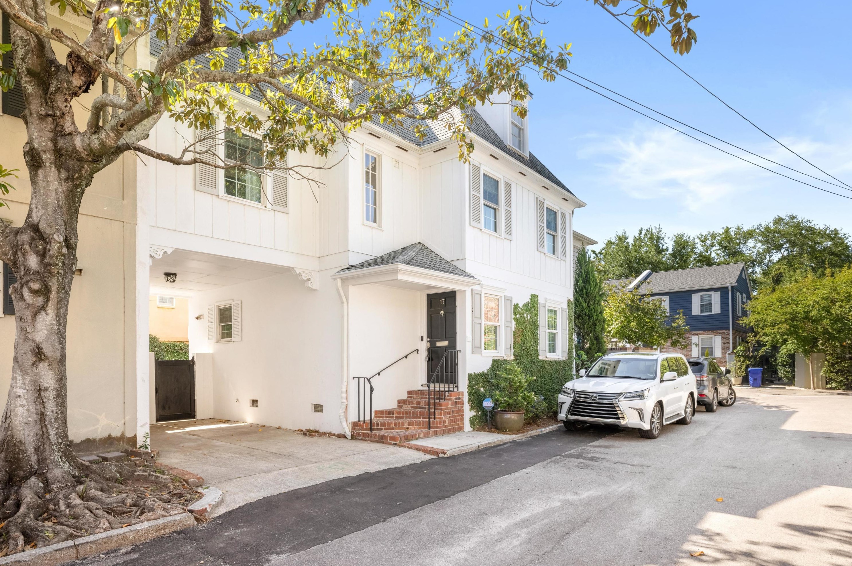 17 Poulnot Ln, Charleston SC  29401-6912 exterior