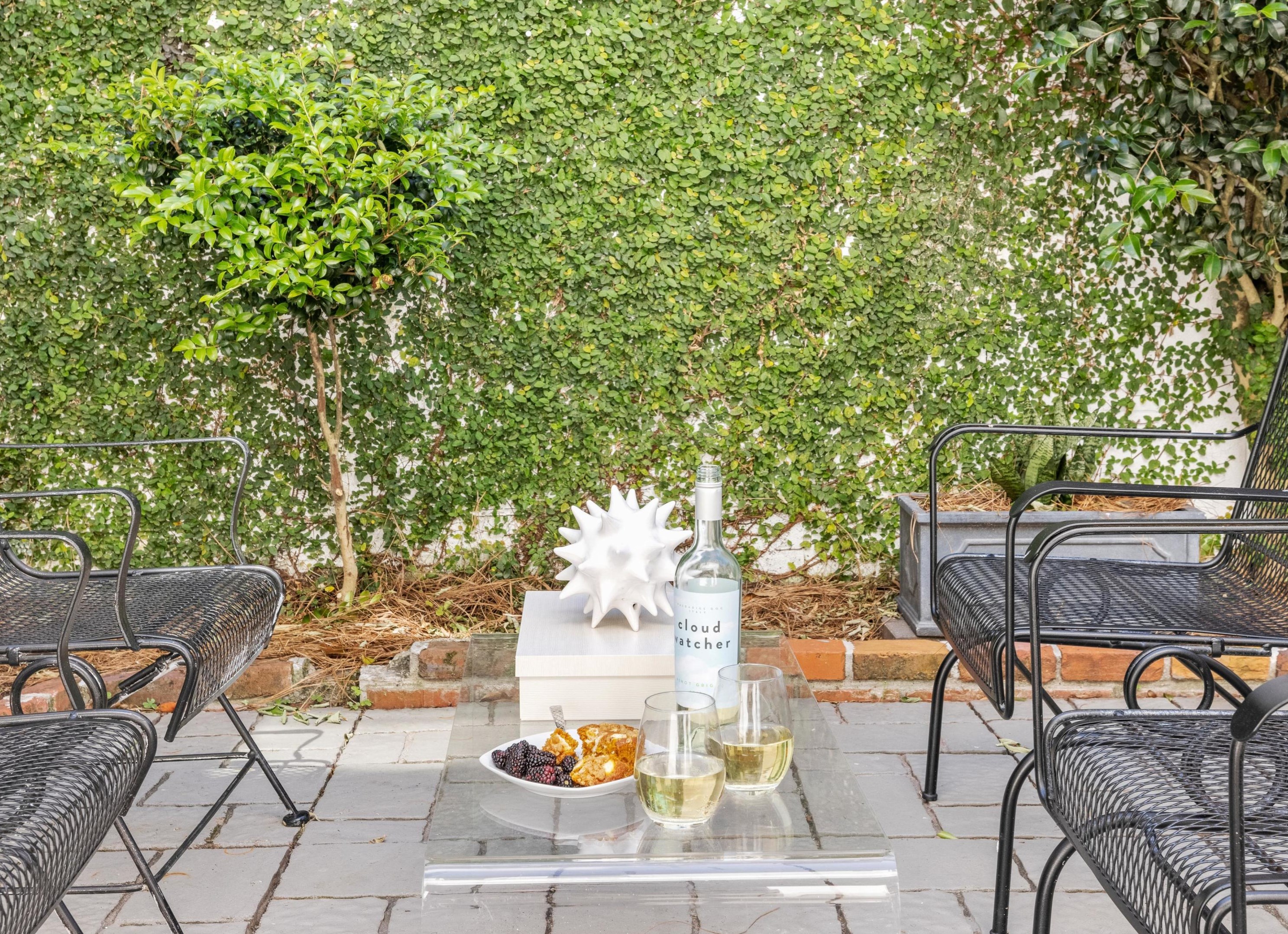 17 Poulnot Ln, Charleston SC  29401-6912 exterior