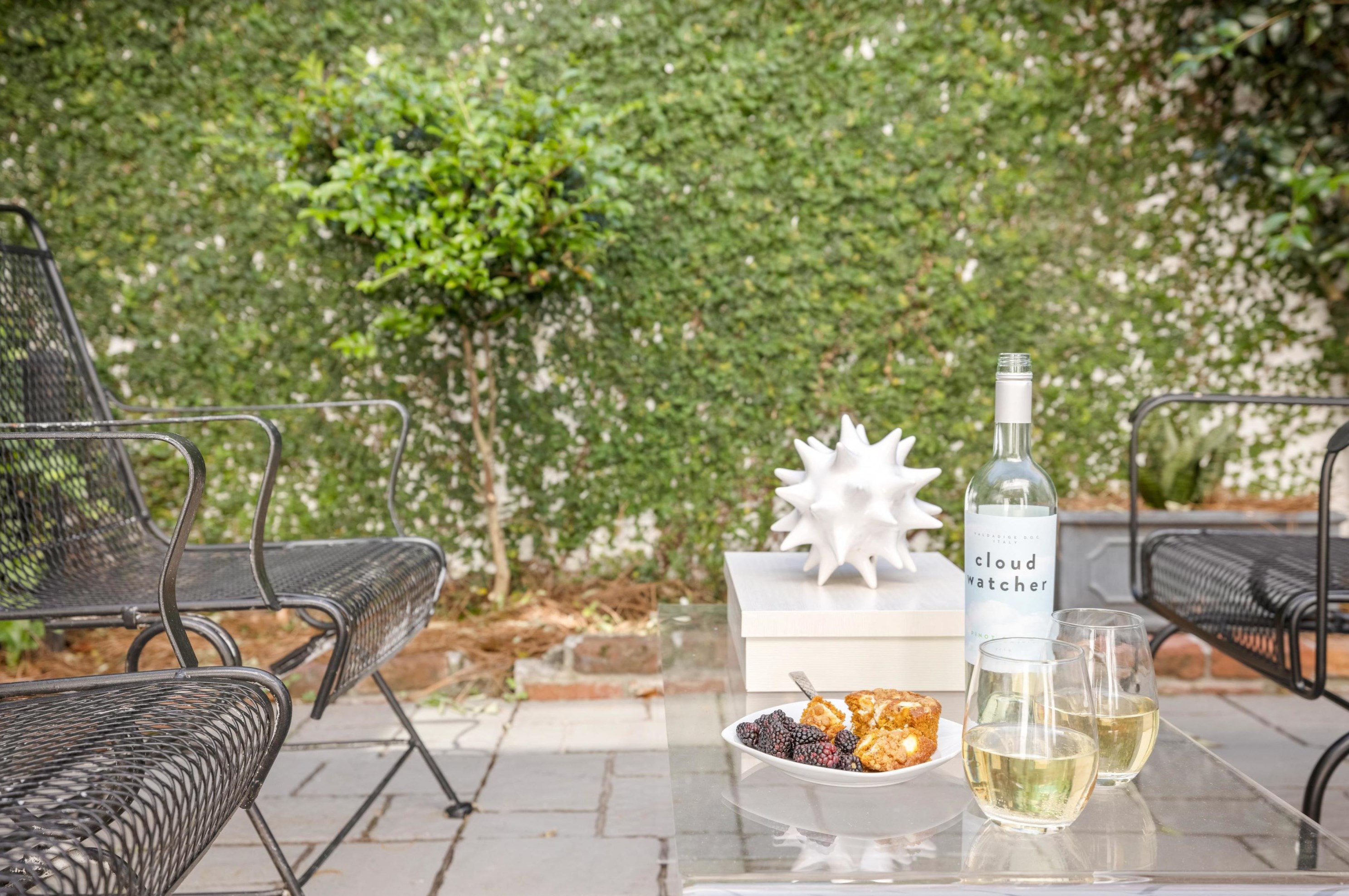 17 Poulnot Ln, Charleston SC  29401-6912 exterior