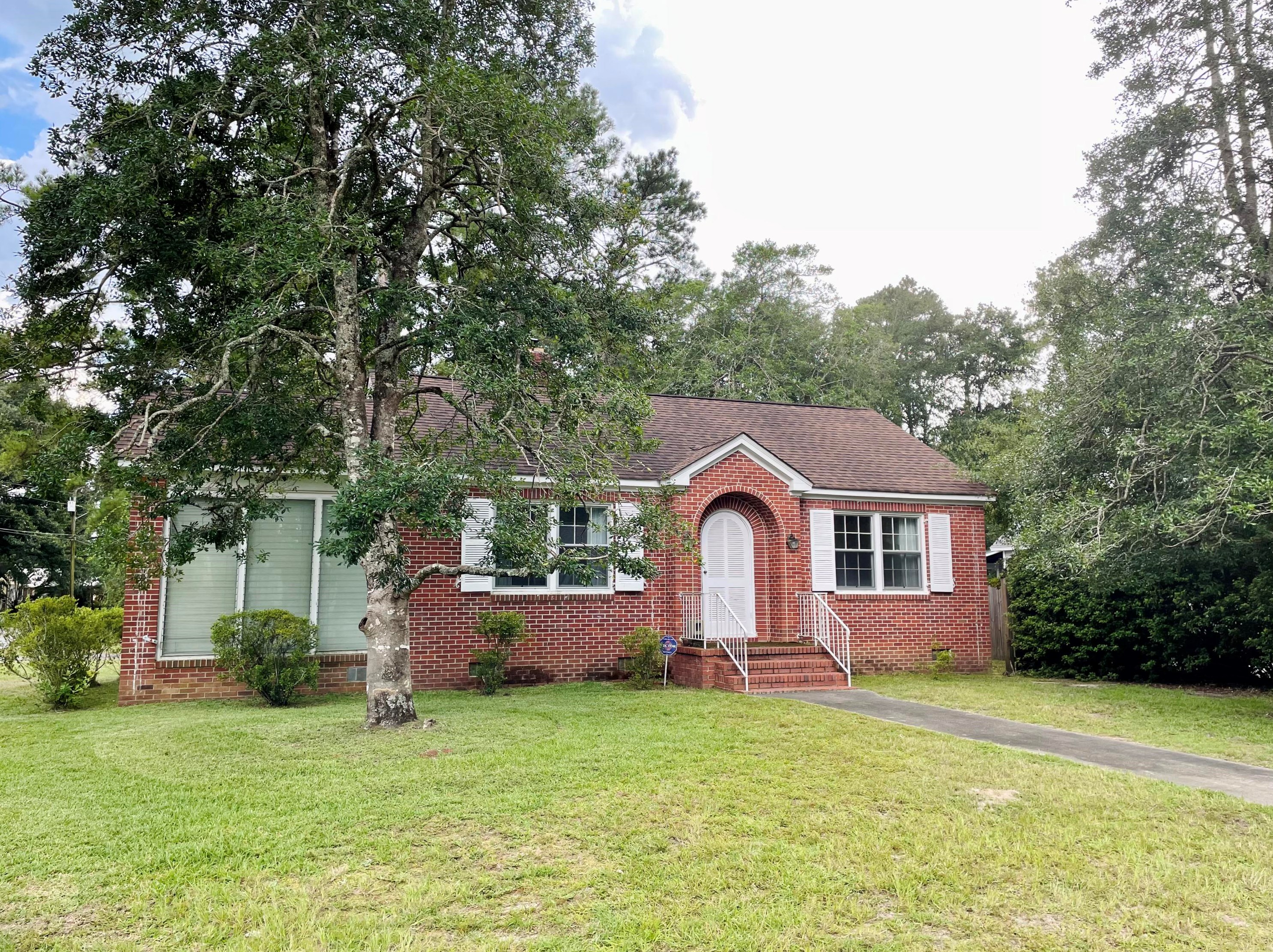 303 Elizabeth St, Walterboro, SC 29488