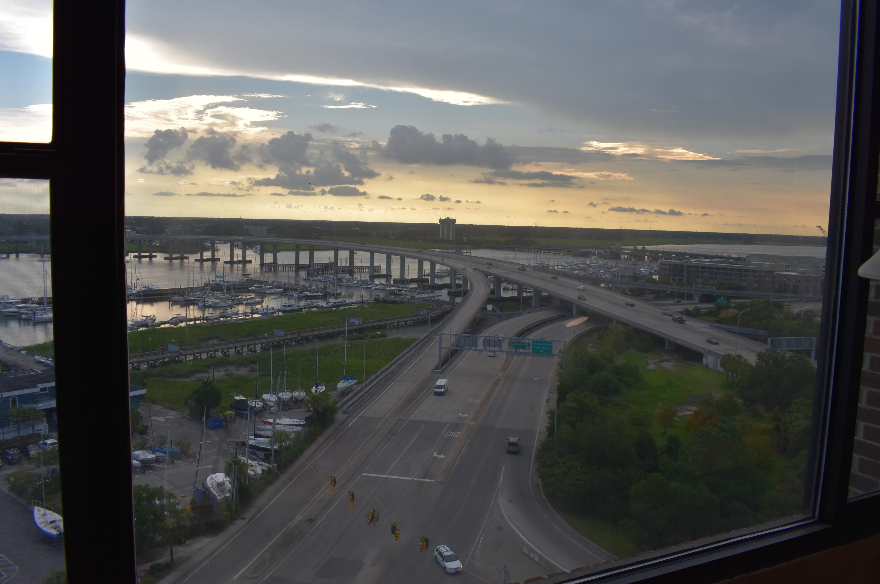 14 Lockwood Dr, Charleston SC  29401-1126 exterior