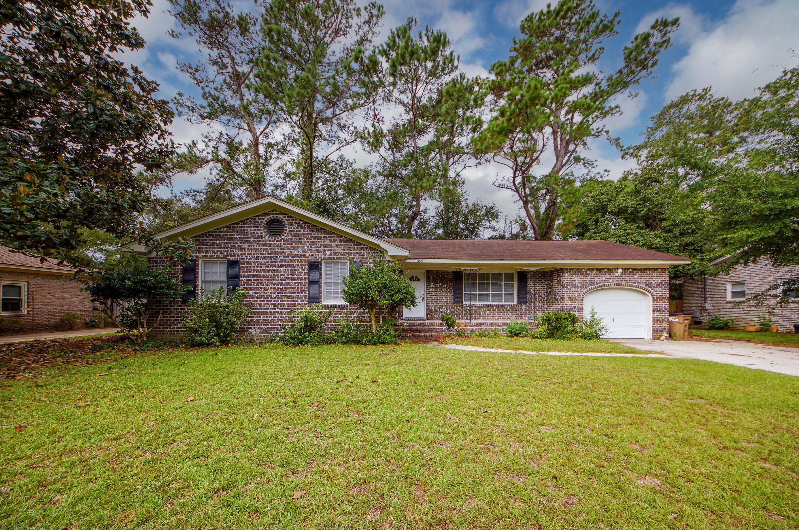 1069 Woodside Dr, Charleston, SC 29412-9359
